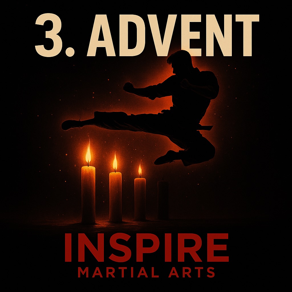 🕯🕯🕯 3. Advent – höher, weiter, stärker.
Ein Sprungtritt entsteht nicht zufällig.
Dahinter stecken Hunderte Wiederholungen,
Frust, Durchhaltevermögen – und der Moment,
in dem du dich traust, abzuheben.
Die dritte Kerze steht für Mut:
🔸 Mut, über deine Grenzen zu gehen
🔸 Mut, wieder aufzustehen
🔸 Mut, an dich zu glauben – auch wenn es schwer wird
Du bist weiter, als du denkst.
Mach den nächsten Schritt. Oder den nächsten Sprung. ✨
🥋 INSPIRE Martial Arts Detmold
Wir machen aus guten Menschen starke Persönlichkeiten.
#3Advent #Advent #InspireMartialArts #Detmold #Kampfsport #MartialArts #Mindset #WarriorMindset #NeverGiveUp #BestVersionOfYou