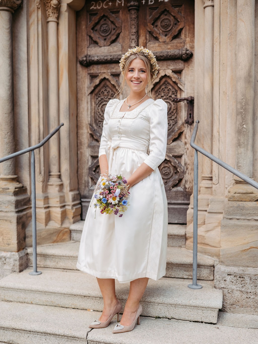 Ein Traum in Creme – schlicht, elegant und mit liebevollen Details, die den Moment besonders machen.
Dieses Brautdirndl kommt ganz ohne zusätzliche Bluse aus – dank der langen Ärmel wirkt es wie aus einem Guss und besonders edel.
Fein aufgenähte Perlen am Ausschnitt sorgen für das gewisse Etwas, ohne aufdringlich zu sein.
Ein Look, der nicht für jede ist – aber genau das macht ihn so besonders.
Und jetzt mal ehrlich:
Was haltet ihr von einem Hochzeitsantrag unterm Christbaum? 🎄💍