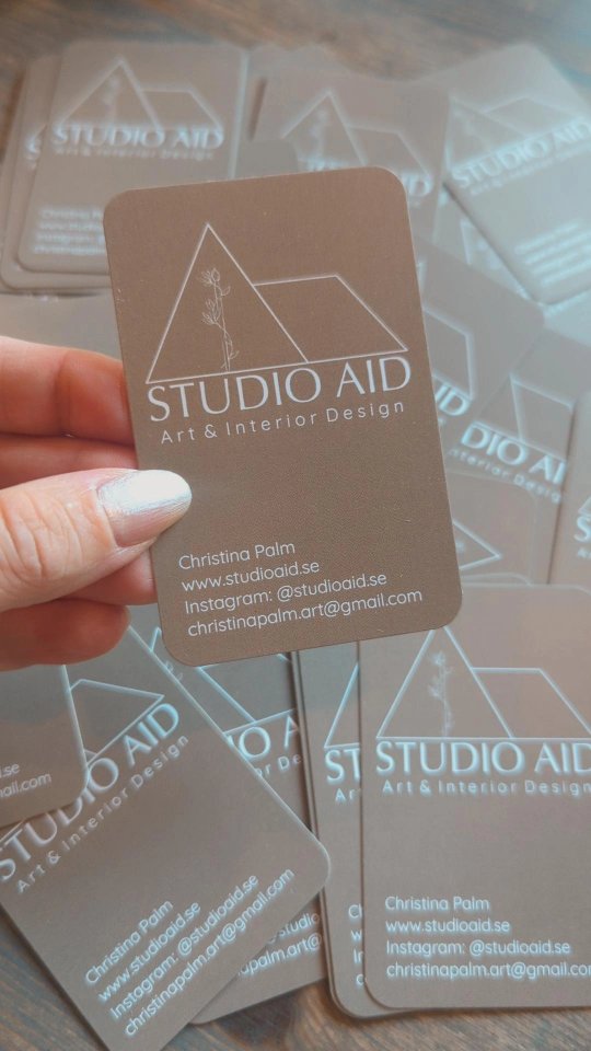 ➡️ Jag började med logotypen i Canva, där jag letade efter något som kunde spegla både min kreativitet och mitt inredningsarbete. Eftersom mitt företagsnamn innehåller ordet Studio och jag också jobbar med hem och miljöer föll valet på en symbol som liknar ett hus. I mitten placerade jag en pensel, omringad av en lövgirlang. Det blev en kombination av konsten, och det naturliga
➡️ Sedan sparade jag loggan som png. och förde över till Vistaprint där jag skapade själva visitkorten, som jag valde en nougatbrun ton på. Den färgen går i linje med både min konst och hur viktigt jag tycker det är att lyfta fram jordnära toner i inredningen.
➡️ Till sist valde jag runda hörn på visitkorten. Dels för att mjuka former är viktiga inom neurodesign och hur vi upplever trygghet i ett rum, men också för att jag personligen dras mer till det mjuka än det raka.
💬 Hur hade du utformat ditt personliga visitkort med tre ord? 😃
💌 Spara eller dela gärna om du själv – eller någon du känner – funderar på logotyp, färgval eller visitkort och behöver lite inspiration ✨
.
.
.
.
.
.
.
#visitkort @vistaprint @canva #logotyp #grafiskprofil #jordnära #småföretagande #kvinnligaföretagare #konstnär #konst #digitalinredare #inredningshjälp #inredaresverige #setdesignergöteborg #göteborg #majorna #företagstips #grafiskdesigngöteborg #småföretagare #jordnärainredning #jordnärakonst