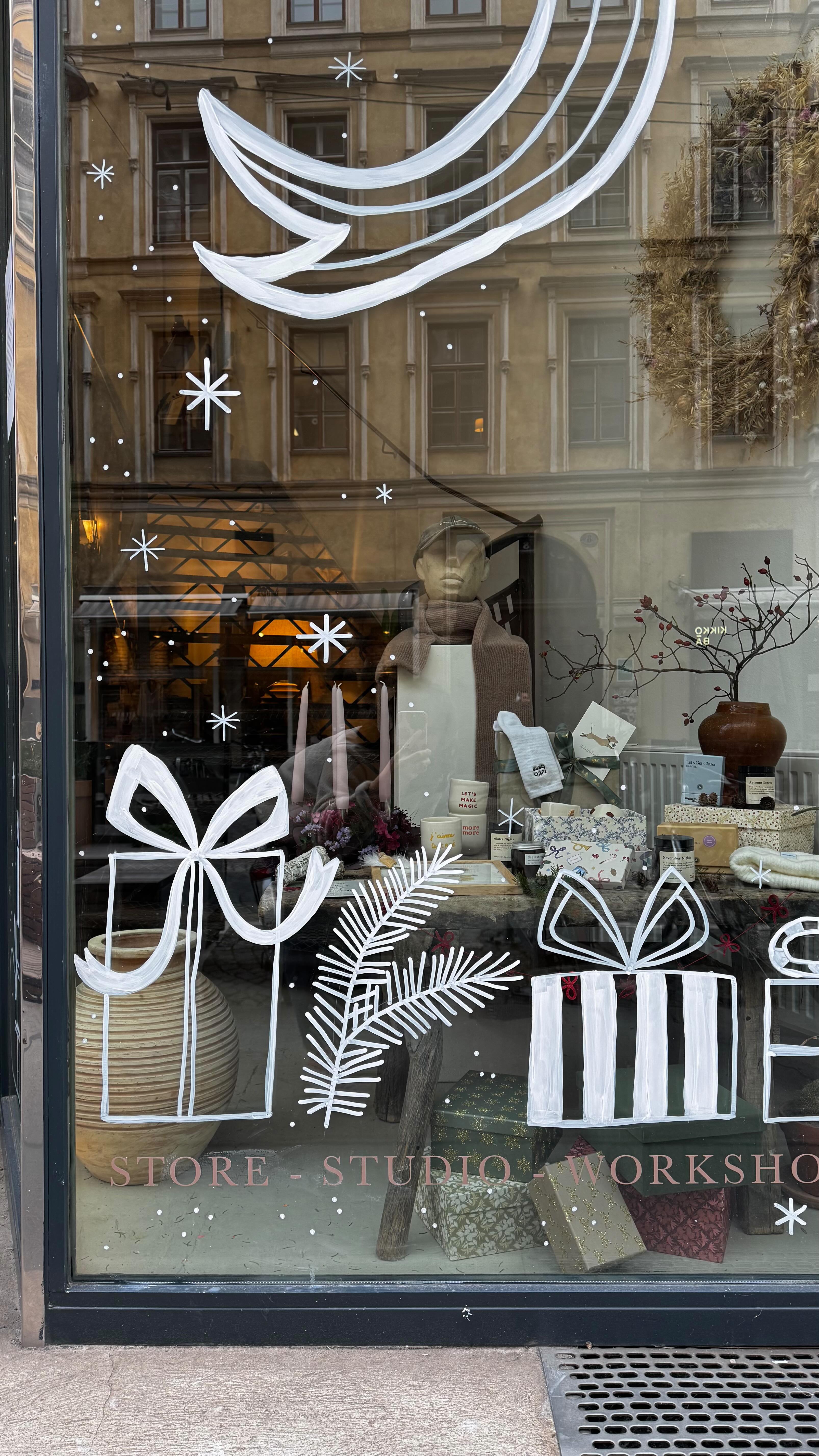 festive window art ✨ got me in the holiday spirit 🎄
@andfriends_store
#windowart #christmas #schaufenstergestaltung