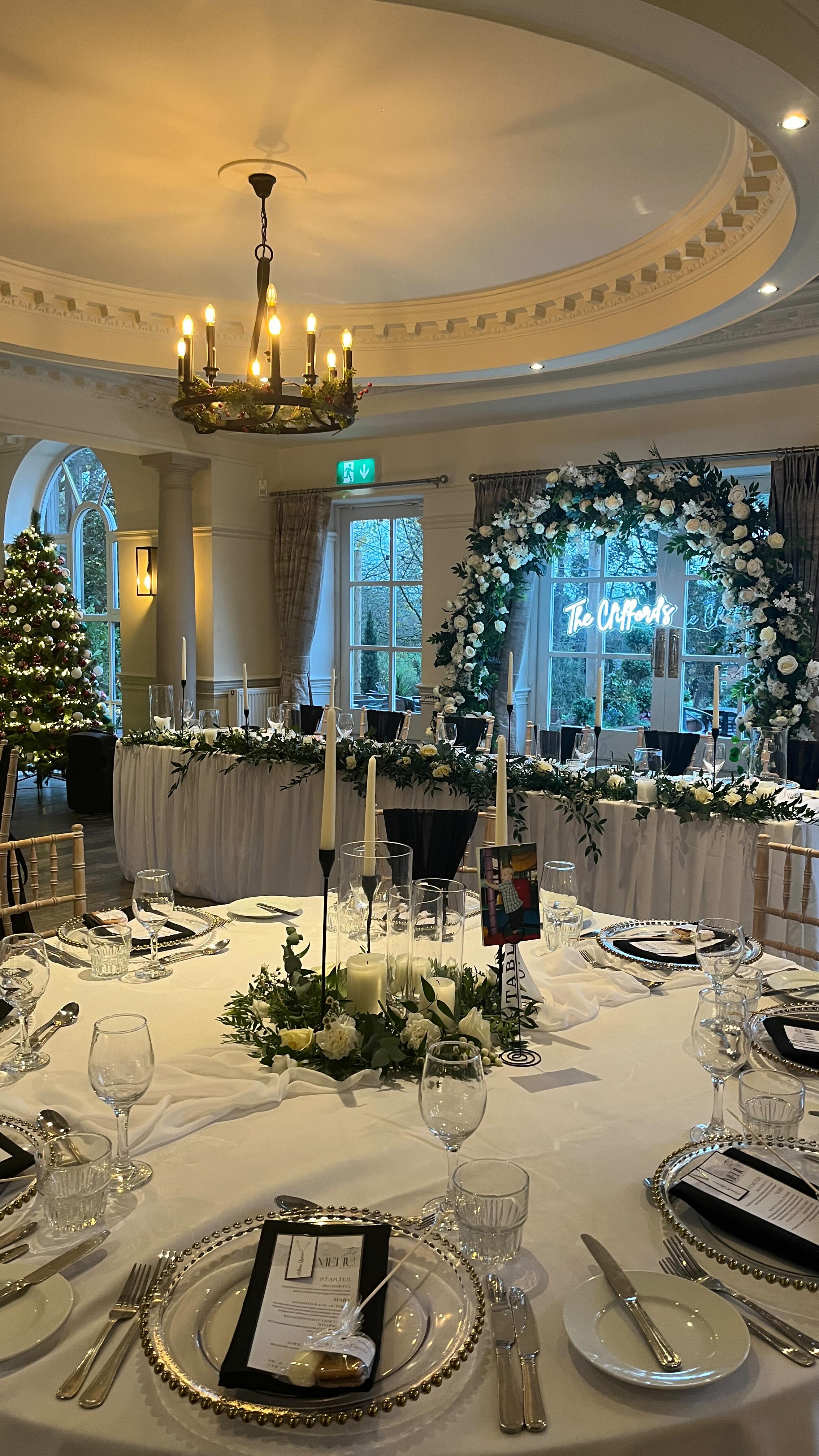 🌿CLASSIC ELEGANCE🌿
A love-filled day for Alisha & Harry at the beautiful Farmhouse Mackworth.
Classic whites, lush greenery, candlelit romance and the most gorgeous neon moment. Every detail came together perfectly for this modern black and white celebration.
Delicate bow details tied everything together, from the chair drapes to the table numbers, adding the sweetest finishing touch.
What an honour to style this day for The Cliffords. 🖤
Styling @therusticweddingcompany
Venue @thefolly_atthefarmhouse
#classicwedding #WeddingStyling #winterwedding #thefarmhousemackworth