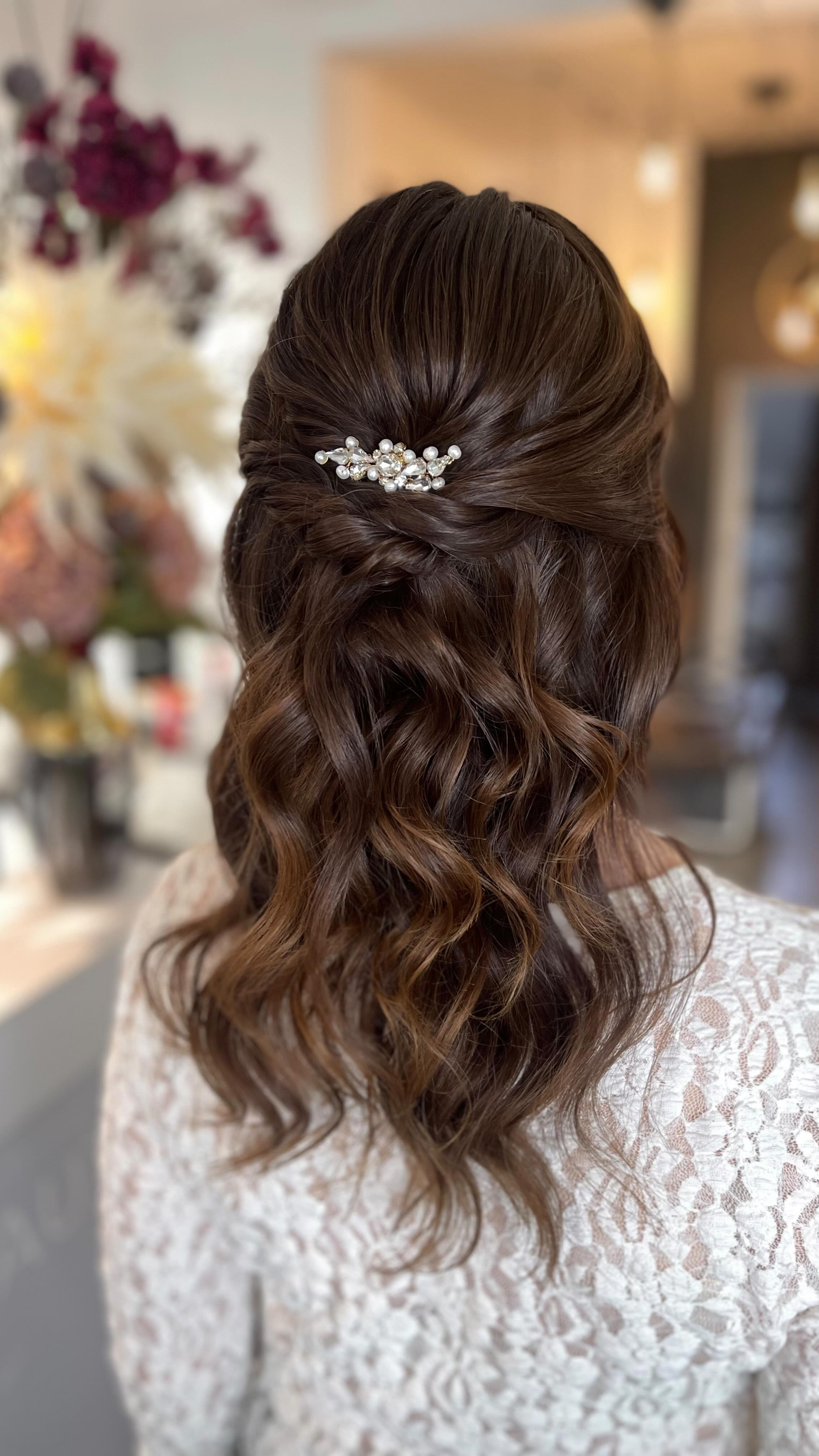 ✨ Bridal Glow 2026 – sichere dir jetzt deinen Termin! ✨
——
Der große Tag rückt näher und du möchtest dich fühlen wie die schönste Version deiner selbst?
Dann ist jetzt der perfekte Zeitpunkt, dein Brautstyling für 2026 zu reservieren!
Ob romantisch, elegant oder modern – ich kreiere deinen Look, der den ganzen Tag strahlt und perfekt zu dir passt. Von der Frisur bis zum Make-up: individuell, haltbar und absolut auf dich angepasst.
📅 Die Termine für nächstes Jahr sind bereits stark nachgefragt – buche deinen Wunschtermin jetzt, bevor er weg ist!
💌 Schreib mir einfach eine Nachricht per WhatsApp oder Email über mein Kontaktformular auf meiner Website.
Ich freue mich, dich an deinem besonderen Tag begleiten zu dürfen!
——
#brautstyling #bridalmakeup #braut2026