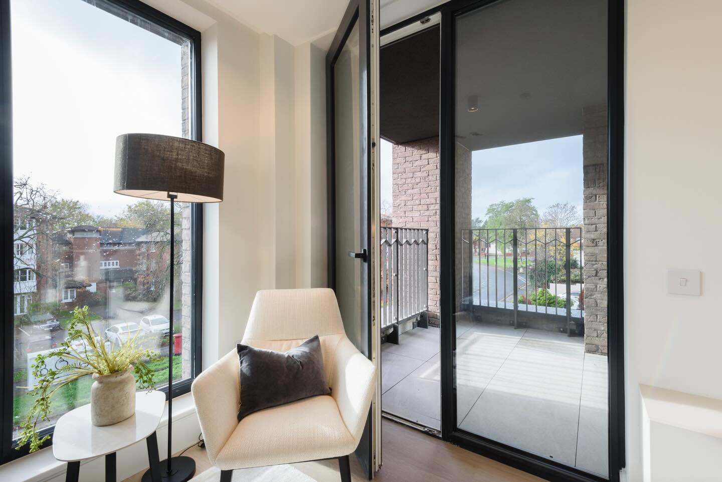 Every day living, beautifully considered.
Here, design meets everyday ease - cafés, parks, and transport links are all on your doorstep, while inside, every detail speaks of quiet luxury.
A home where living well comes naturally.
Development: Artscene
Agents: @core.london & @astonrowe