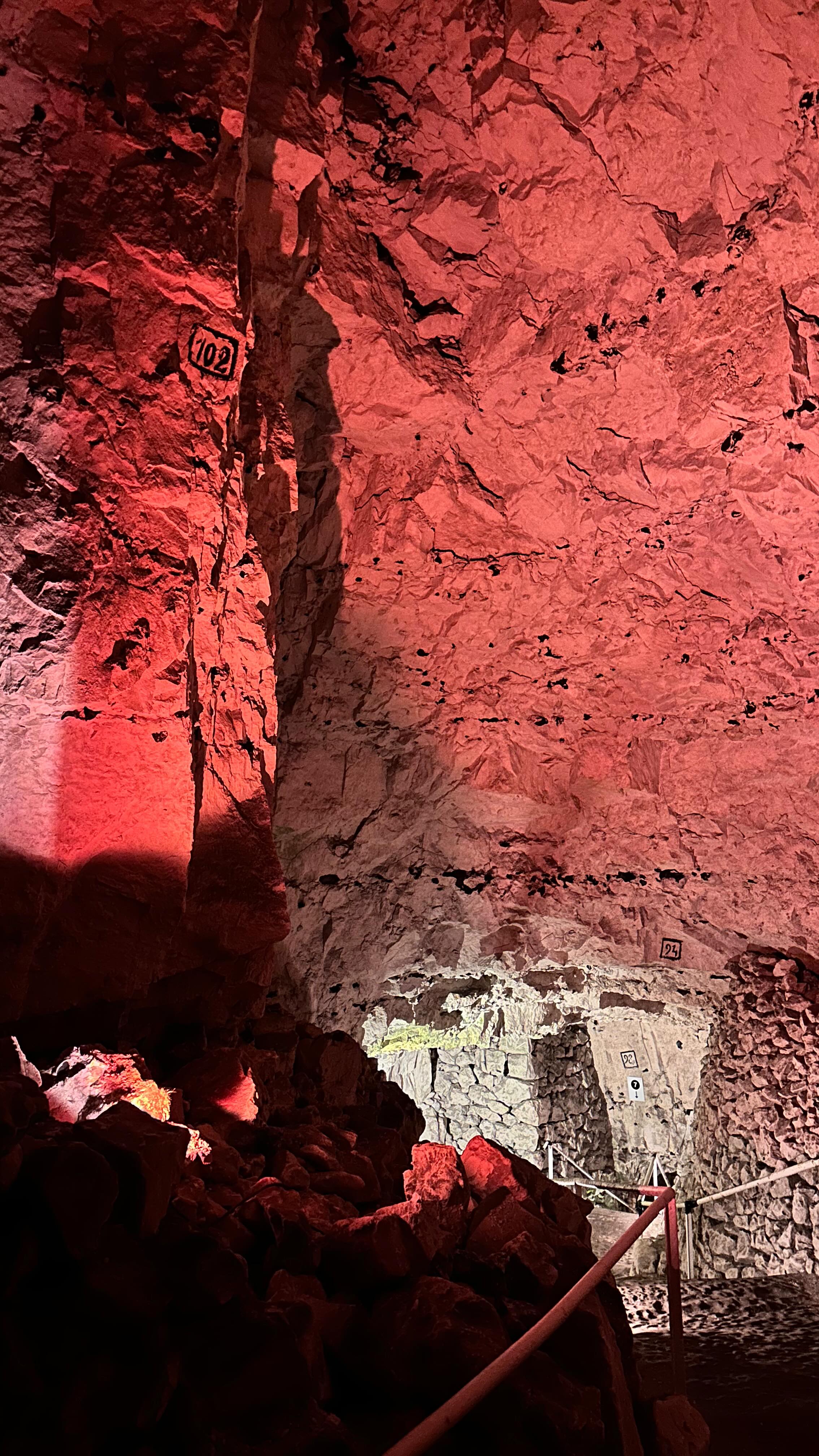 Promenade dans les entrailles de la terre, à Naours. #picardie #somme #lasommeblog #lasommemonamour #nordfrankreich @citesouterrainedenaours #archéologie #grandeguerre #amiens