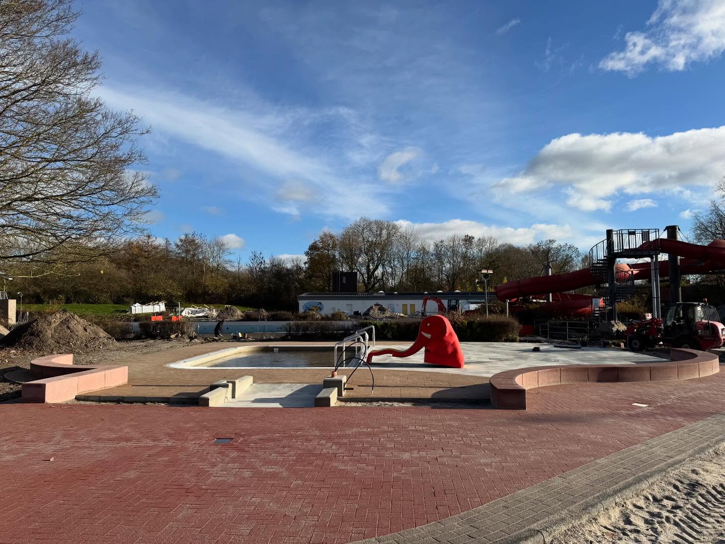 🏗️ Freibad-Sanierung – auch im Winter! ❄️💪
Die Arbeiten laufen trotz kalter Temperaturen auf Hochtouren. Schritt für Schritt entsteht hier etwas richtig Schönes für den nächsten Sommer! ☀️🏊♂️
Wir freuen uns jetzt schon darauf, euch bald das Ergebnis zeigen zu können. ❤️
#saathoff #saathoffgalabau #galabauerkönnendas #tiefbau #tiefbauarbeiten #freibad #freibadsaison #freibad2026