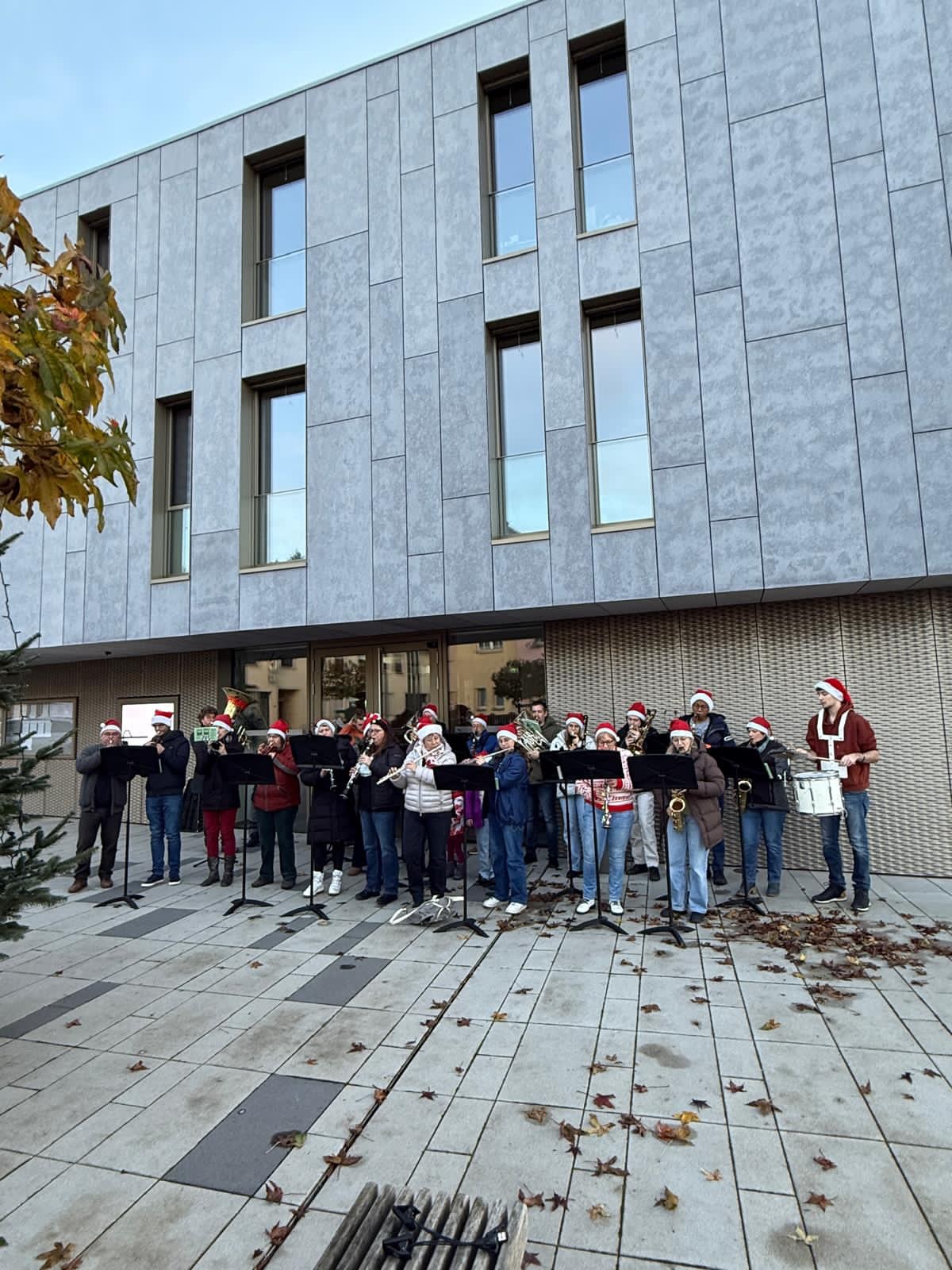 Leschte Sonndeg, um 4. Advent, war d’Miedernacher Musek nees mat hirem Chrëscht-Tour an der ganzer Gemeng ënnerwee fir op verschiddene Plazen e puer schéi Chrëschtlidder ze spillen.
Villmools Merci all deene Leit déi eis nolauschtere komm sinn an eis mat Glühwäin a Stollen esou gutt verwinnt hunn. Et huet eis immens gefreet dës flott Momenter zesumme mat iech verbréngen ze kënnen.
D’Miedernacher Musek wënscht Iech schéin a besënnlech Feierdeeg an e gudde Rutsch an ee glécklecht neit Jar!
