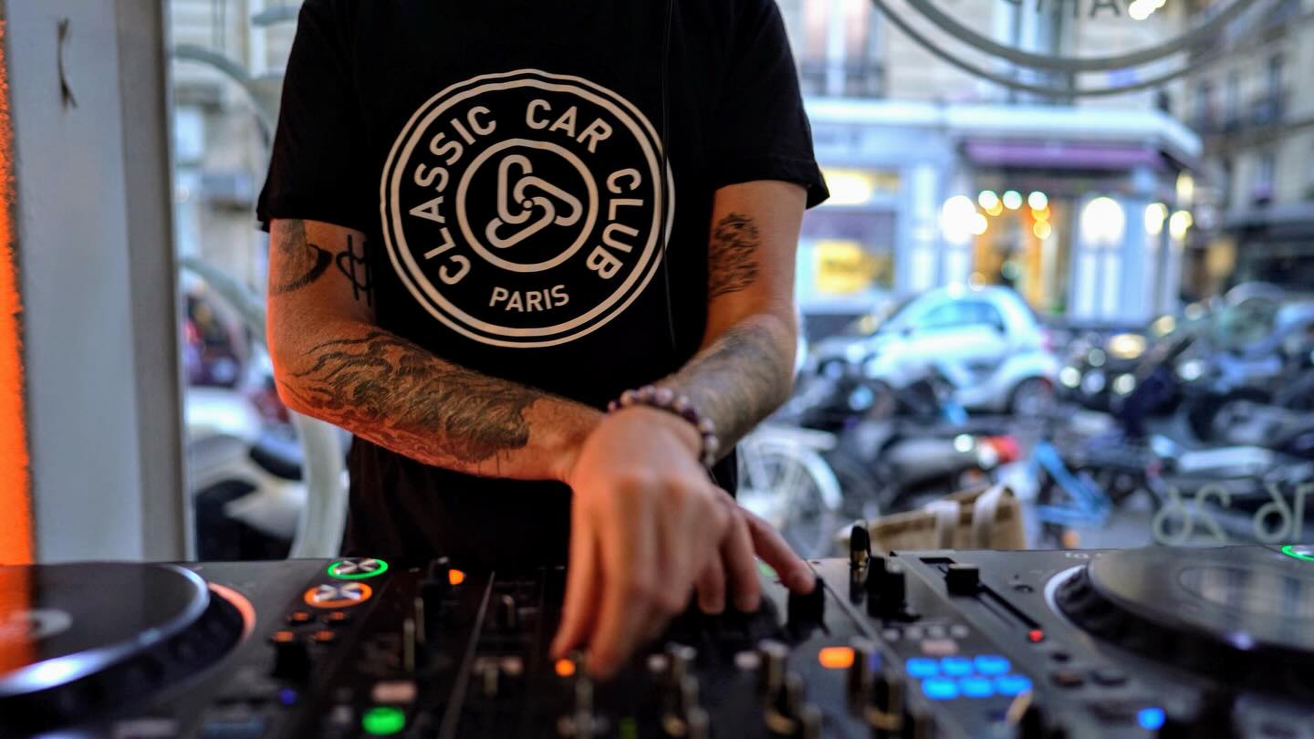 Lancement il y a 5 ans du premier Club pour les passionnés qui n’ont pas de voiture 😝. Un concept complètement fou et tellement dans l’air du temps 🔥 chez @eliandreautomobiles avec @jean.ragnotti_officiel 🪩🍾🎂❤️
Rejoignez Le Club - Conduisez Les Voitures - Partagez votre Passion
Music by @catcat_music 🎛️🤘🏻
Launching 5 years ago, we launched the first club for car enthusiasts who don’t own a car 😝. A completely crazy concept, and so in tune with the times 🔥 at @Eliandre automobiles with @jean.ragnotti_officiel 🪩🍾🎂❤️
Join the Club - Drive the Cars - Share your Passion
#ClassicCarClubParis #EnjoyYourRide
#ClassicCars #DrivteVintage #MembersOnly