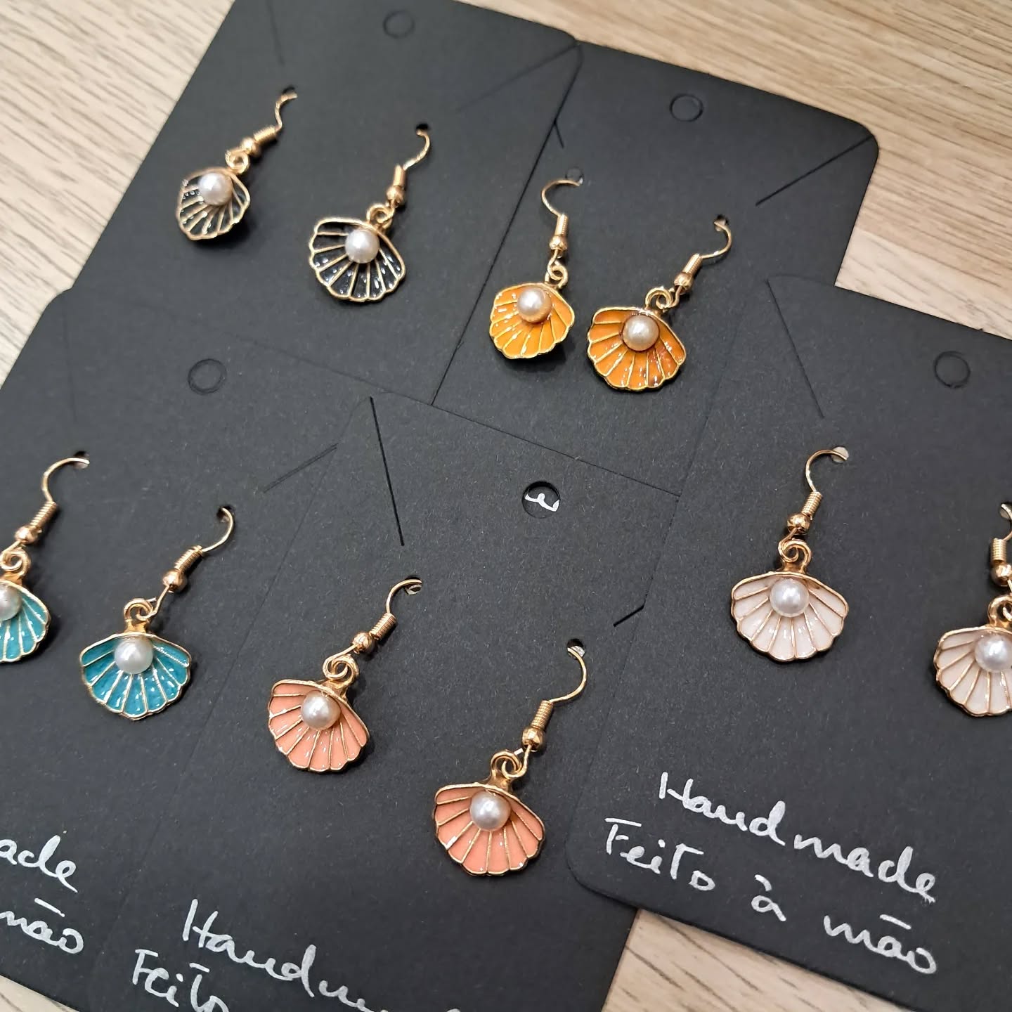 A tiny seaside touch for your everyday ✨
Handmade shell earrings with a subtle bead detail.
Feito à mão 🤍
#feitoaomao
#portimao
#lojadecoracao
#handmadeaccessories
#marinteriors