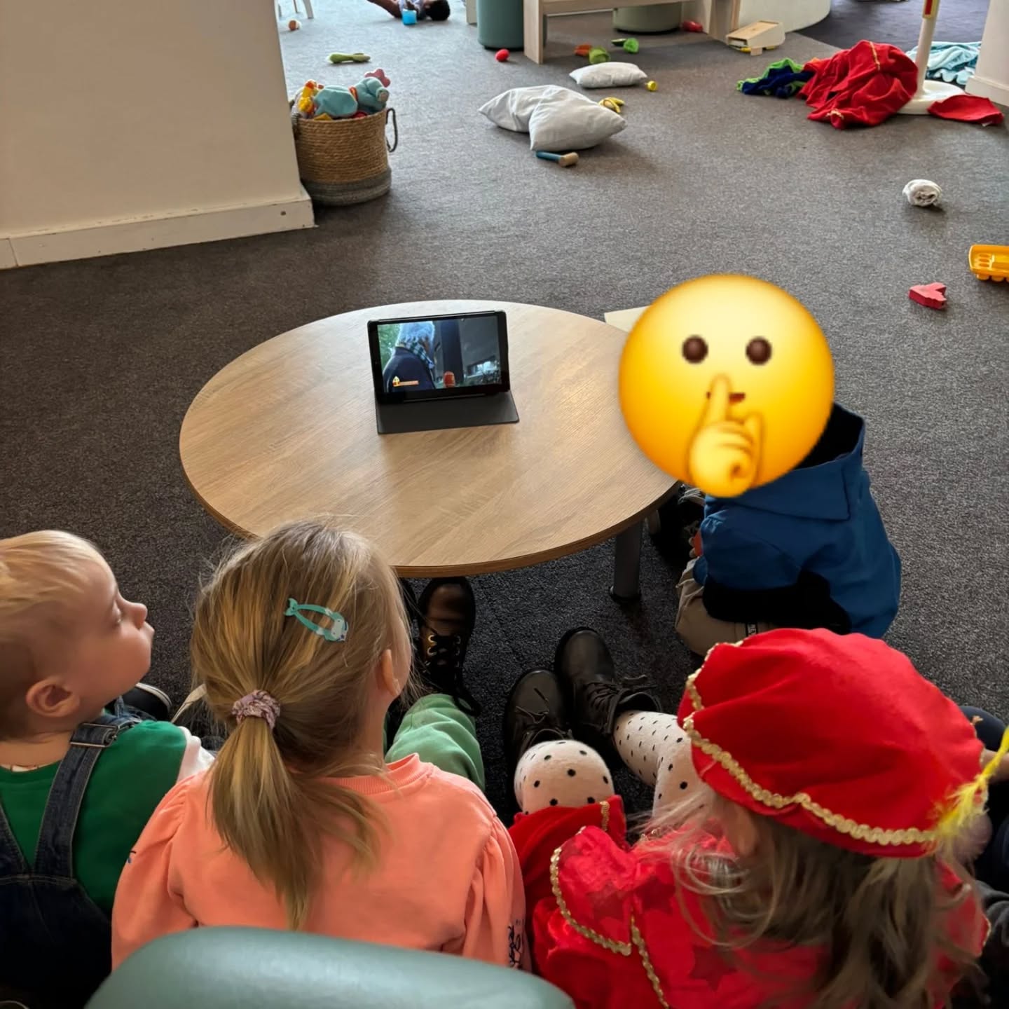Wij begonnen vandaag met het Sinterklaasjournaal. Daarin werd verteld dat we op zoek moesten naar puzzelstukjes van de puzzel van de Burgemeester van Texel. We gingen zoeken, in de bakjes en in de schoentjes, maar ze bleken gewoon bij de openhaard te liggen met lekkere pepernoten☺️ Alle puzzelstukjes van de afgelopen week erbij gepakt en gaan puzzelen. Er waren 2 kleine stukjes, die hebben we klaar gelegd zodat Sinterklaas die mee kan nemen naar Texel!