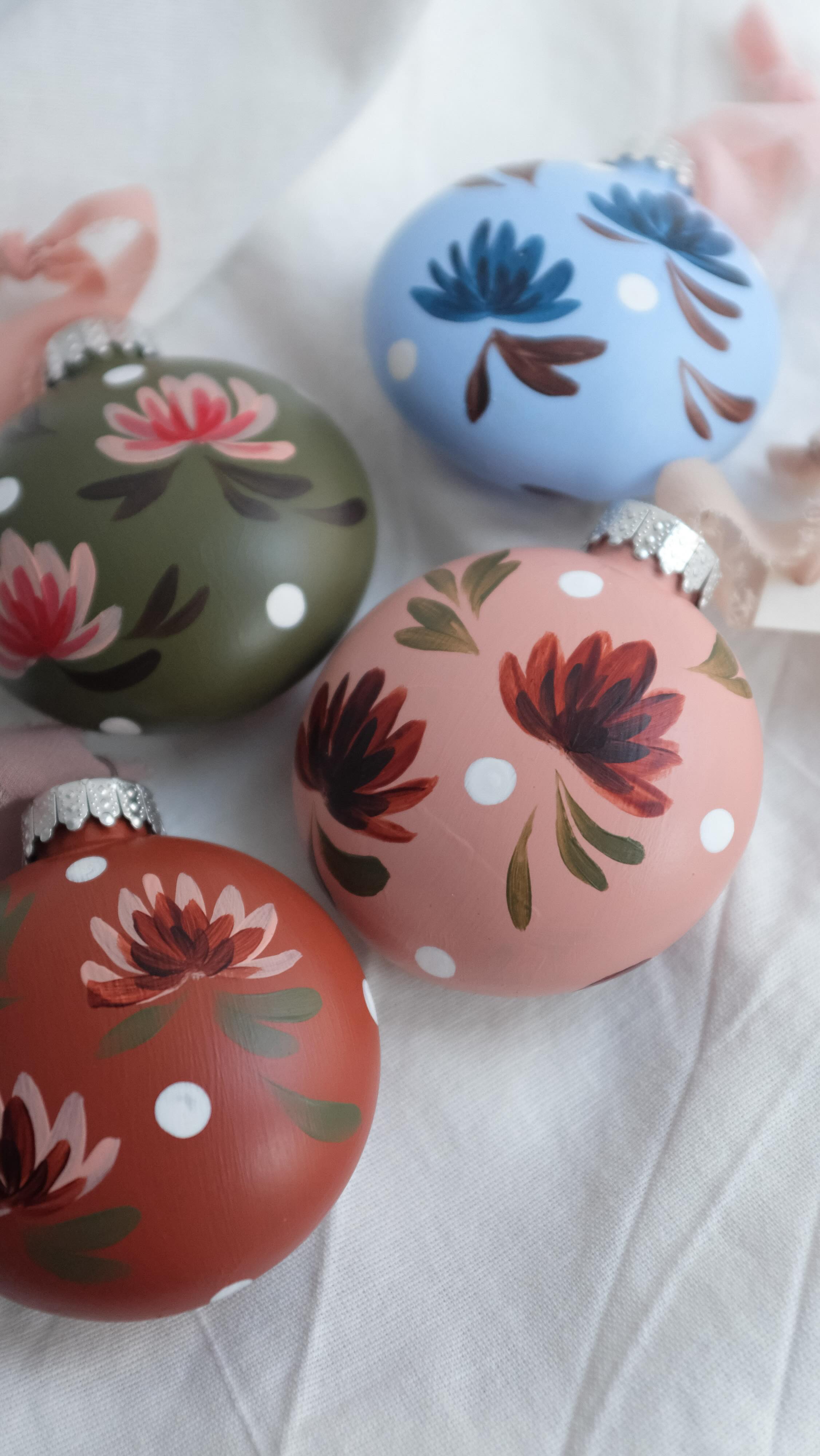 christmas bauble production ✨🎄
available online.
#christmasbaubles #weihnachten #handpainted