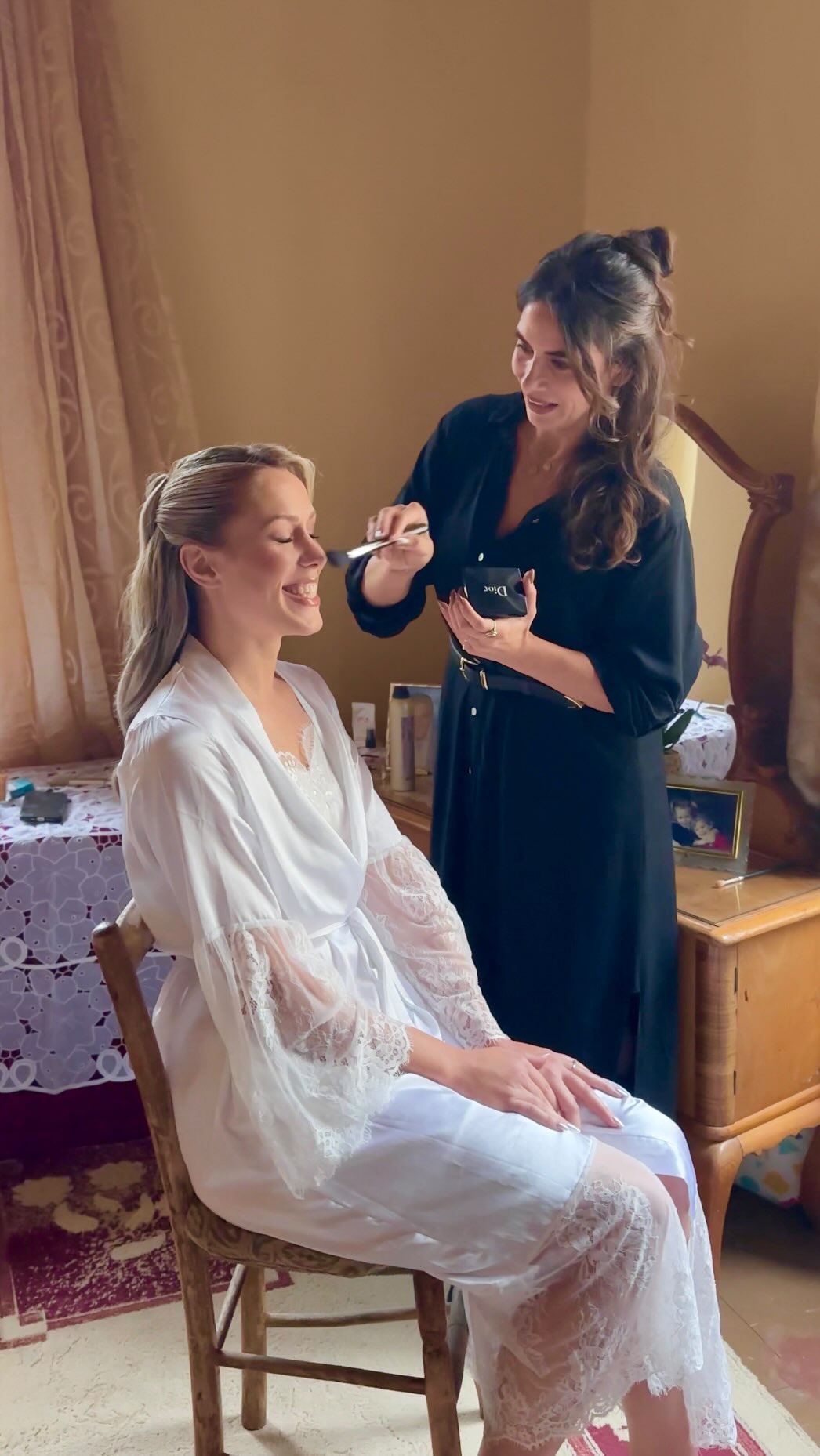 Touch ups for the camera in this beautiful charming Neo classic home in Chania Crete 🤍🤍
.
#destinationweddingartist#cretemakeup#bridalmakeupartist#natiralbridalmakeup#weddingphotographyinspiration