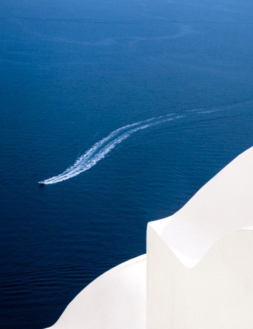 Hérité du terme latin “azureus”, le nom Lazuli porte en lui le bleu qui façonne la Côte d’Azur. Nourries par les pigments du lapis-lazuli et les reflets de la Méditerranée, nos montures rendent hommage à cette identité chromatique qui inspire notre maison.
#espritlazuli #cotedazurfrance