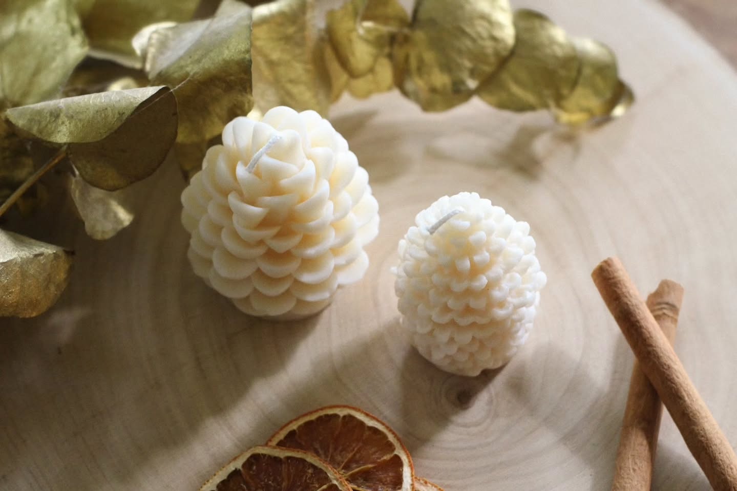 🎄✨️ Nature et féerie ✨️🎄
Voici une des dernières créations réalisée à la main dans mon atelier à Quiberon.
🕯De délicates pommes de pin en cire de colza française et fragrances naturelles de Grasse.
❄️ Elles trouveront leur place pour apporter une note naturelle et chaleureuse à vos décorations des fêtes ou simplement pour donner une touche rustique et cocoonning lors de vos soirées hivernale avec sa délicate frangrance Cachemire.
🌸 Un mélange légèrement florale, muscqué et boisé qui apportera une ambiance riche, enveloppante et sophistiqué à votre intérieur.
Vous pouvez les retrouver sur notre site internet www.atelier-salem.com
Site/photos : MVP digital creator
@m.valenzuela_paravic
Et vous quelle fragrance vous évoque une soirée d'hiver à cocoonner ?
#bougiedenoël #frangrancesnaturelles #fragrancedegrasse #madeinfrance #bougieartisanale #faitmain #local #bretagne #morbihan #bzh #ateliersalem #ciredecolza #quiberon #cocooning #homedeco #decoration #homesweethome❤️ #fallseason🍁 #hiver #pommedepin