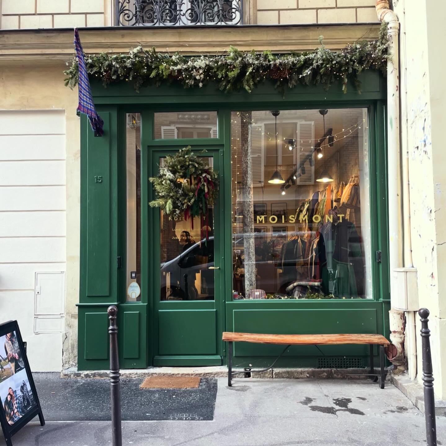#christmasshopping in Paris part IV @moismont pop up on 15 rue Debelleyme, Paris 3rd. Moismont is a French #lifestyle and accessories brand known for its coloured handcrafted scarves, textiles and wardrobe pieces that blend Parisian design with traditional Indian techniques. All from natural materials, reflecting an artisanal spirit rooted between the Picardy countryside and global craft traditions. This winter collection is inspired by Scotland and its #tartan pattern, and the pop up reflects the Scottish cozyness and warm atmosphere. Open everyday until Jan 19.