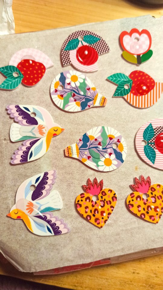 J'ai fait des oiseaux aujourd'hui et j'ai eu cette chanson dans la tête toute la journée! 😅🤣
J'ai percé et résiné certains bijoux que j'avais coupé et passé en cuisson vendredi dernier avant de passer le week-end à @linattendue_clisson .
J'essaie d'avoir le maximum de choses pour le @popcorn__market de ce week-end et pour l'installation du @popup_nantes_a_coeur lundi prochain! Et pour vos commandes aussi car certains sont déjà réservés. 😉🥰
Vous vous doutez bien que les moments à l'atelier vont être comptés ces prochaines semaines, entre expos et perms en boutique, ça va être la course!
Je suis fatiguée et en même temps j'aime cette frénésie à l'approche des fêtes. Chaque Noël est un enjeu pour moi car le gros de mon chiffre se fait à cette période. Alors on y croit et on lâche rien 🤞
°°°
#bijoux #atelier #wip #faitmain #illustration #art #jewelrydesign #creation #handmade #exvoto #oiseaux #bird #noel