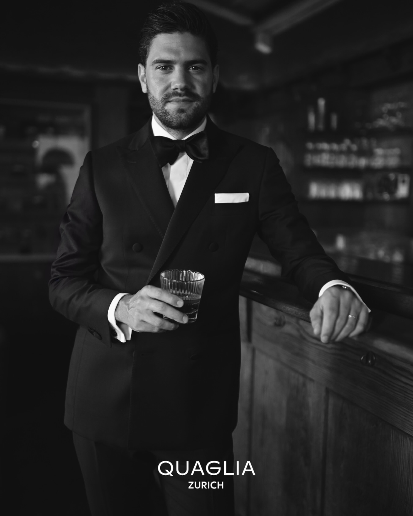 Made to measure at his best, crafted in Italy with love. The festive season is around the corner, so get your look ready and keep it sharp. A double breasted tuxedo sets the tone without saying a word.
#quagliazurich #madetomeasure #festivelook #madeinitaly #jamesbond #blacktie #smoking