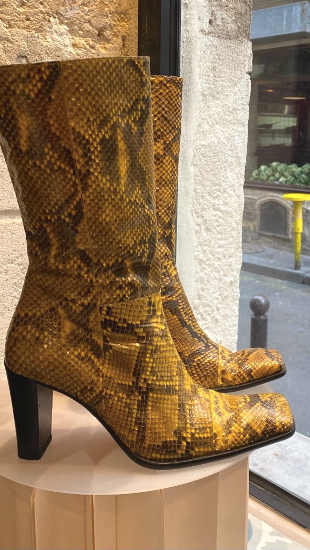 Notre sélection de chaussures préférées pour l’automne 🍂 Quelle paire vous fait de l’œil ?
*Toutes les paires sont à retrouver en boutique !
boutique vintage paris parisian vintage shop boutique seconde main paris secondhand shop friperie Paris chaussures vintage bottes en cuir vintage