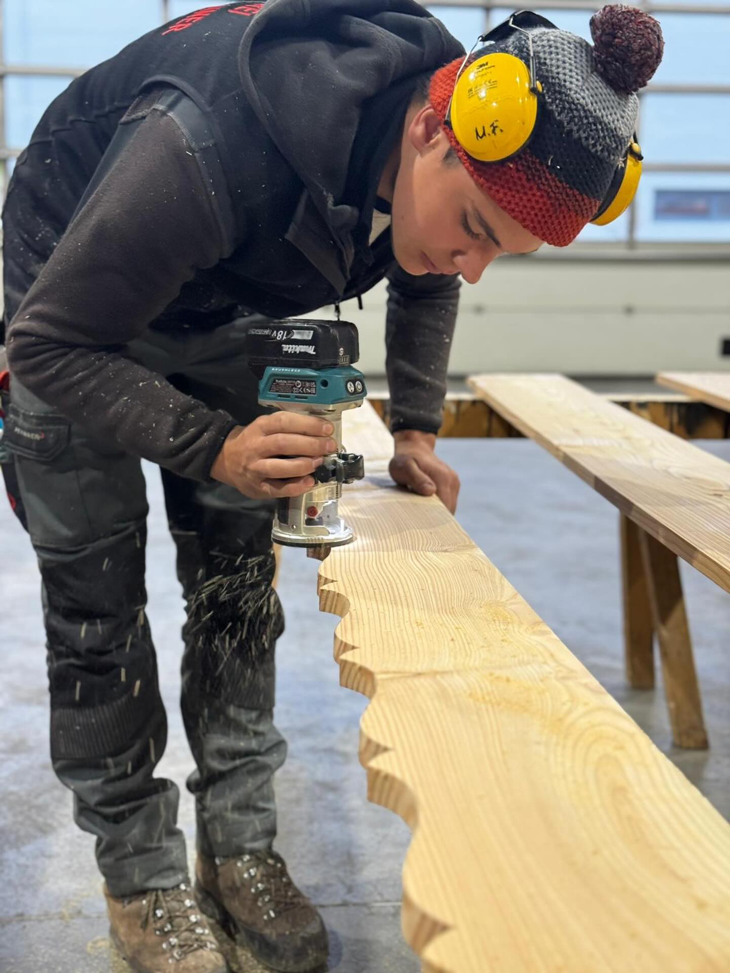 Heute wird gefräst 🔨
Marinus verziert Stück für Stück die Windbretter. Mit ruhiger Hand und sauberer Arbeit entsteht hier echtes Handwerk – kleine Details, die später am Haus richtig ins Auge fallen.🌲✨
#handwerkskunst #windbretter #hausbau2025 #zimmereiniederthanner #dachstuhl