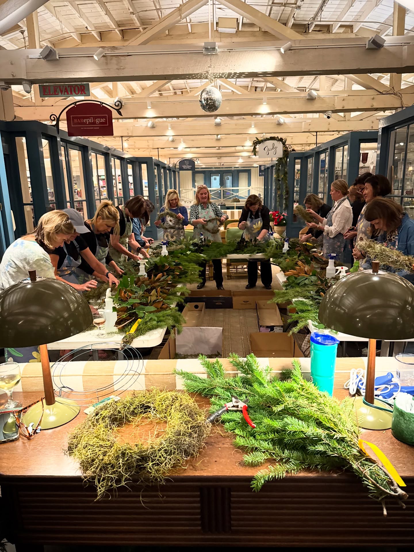Last night’s Wreath Making with @pameladennisneworleans 🌲🌹
Want to learn about all the fun things going on at the Rink? Sign up for our monthly newsletter! Link in bio 😘
#floralclass #wreathmaking #neworleansevents #shoplocal #visitneworleans