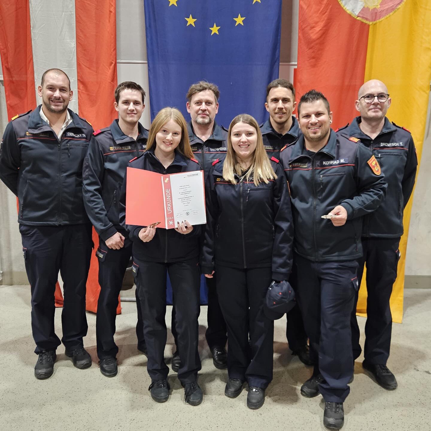 📡🚒22.11.2025 FULA Bewerb in Eisenstadt🚒📡
Eine starke „Delegation“ unserer Feuerwehr nahm am FUnkLeistungsAbzeichen Bewerb in Eisenstadt teil – namentlich genannt wie folgt:
BRONZE: Harald Halwachs, Lena Damm, Anna Horvath und Thomas Drobitsch
SILBER: Markus Kalchbrenner, Michael Konrad und Paul Wagner
Wir dürfen voller Stolz 💪👍🫡 verkünden, dass ALLE der oben genannten das jeweilige Abzeichen bestanden haben. Herzliche Gratulation 👏👏👏 – ihr könnt stolz auf Euch sein, und wir sind es auch 😊
‼️Besonders gratulieren möchten wir Lena Damm, sie hat beim FULA in Bronze den ausgezeichneten dritten Platz (landesweite Wertung!) erreicht. Lena hat uns also einen „Stockerlplatz“ nach Großpetersdorf gebracht‼️
Ein großes Danke 🙏 🙏🙏 an unseren Funkwart Markus Kalchbrenner – Danke für Deinen Einsatz in diesem Bereich. Die Schulungen, Wiederholungen, und die „Beharrlichkeit“ haben sich eindeutig ausgezahlt!
© SJF
