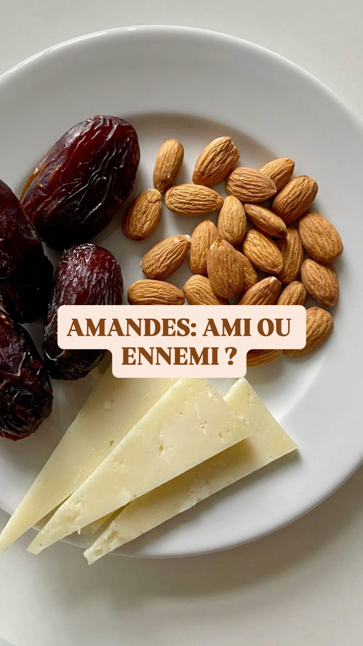 🌰 Amandes : bonnes ou mauvaises pour la santé ?
On en parle beaucoup… et la vérité est nuancée ! 😉
Les amandes sont de vraies petites bombes nutritionnelles : riches en calcium, magnésium, protéines, fibres et naturellement peu sucrées.
👉 Un combo parfait pour l’énergie, la satiété et la santé métabolique.
Mais… l’amande n’a pas envie d’être mangée 😅
Elle contient des phytates et autres anti-nutriments qui freinent l’absorption des minéraux (les siens… et ceux du reste du repas si vous les consommez ensemble).
On y trouve aussi :
• des lectines, parfois irritantes pour l’intestin,
• des oxalates, qui peuvent devenir problématiques en excès.
Alors, faut-il arrêter d’en manger ? ❌
Bien sûr que non !
✅ La solution : la modération et la préparation.
👉 Faites tremper vos amandes
👉 Retirez leur peau
→ Cela réduit les phytates, anti-nutriments et lectines.
Et pensez à varier : macadamias, noisettes, pignons de pin… votre microbiote adore la diversité ! 🌿
✨ Conclusion : les amandes restent un super aliment… quand on les consomme intelligemment.
📚 Je suis auteure de mon premier livre: « la révolution du cétogène flexible: maîtrisez votre santé à 360 degrés » Lien dans ma bio pour le commander 🔗
📽️Crédits pour les plans vidéos sur le trempage des amandes: @ mafleurdoranger sur YouTube & SweetFixBaker