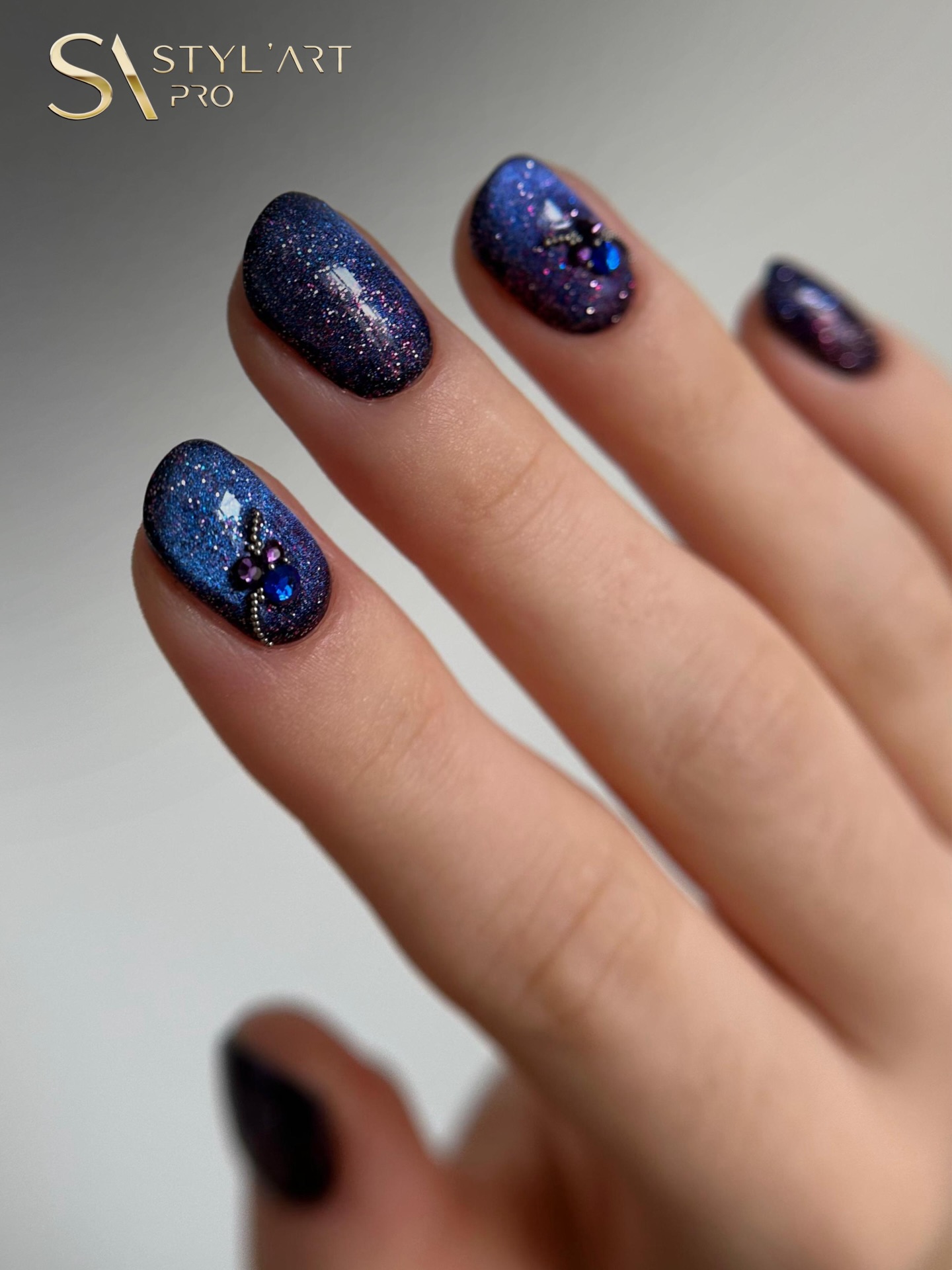 ✨ Pose réalisée avec soin par notre ambassadrice Brook @brook.institut ✨
Découvrez ce sublime rendu obtenu grâce à notre vernis semi-permanent Supernova, de la collection Platinum Galaxy 🌌
Ce bleu galaxy ultra scintillant, associé aux touches de violet et aux strass, crée un effet profond et lumineux, parfait pour un look cosmique et élégant.
Chaque détail capte la lumière… difficile de ne pas résister à l’effet Supernova ! 💫
Vous aimez ce style ?
Dites-le nous en commentaire ! 💬👇