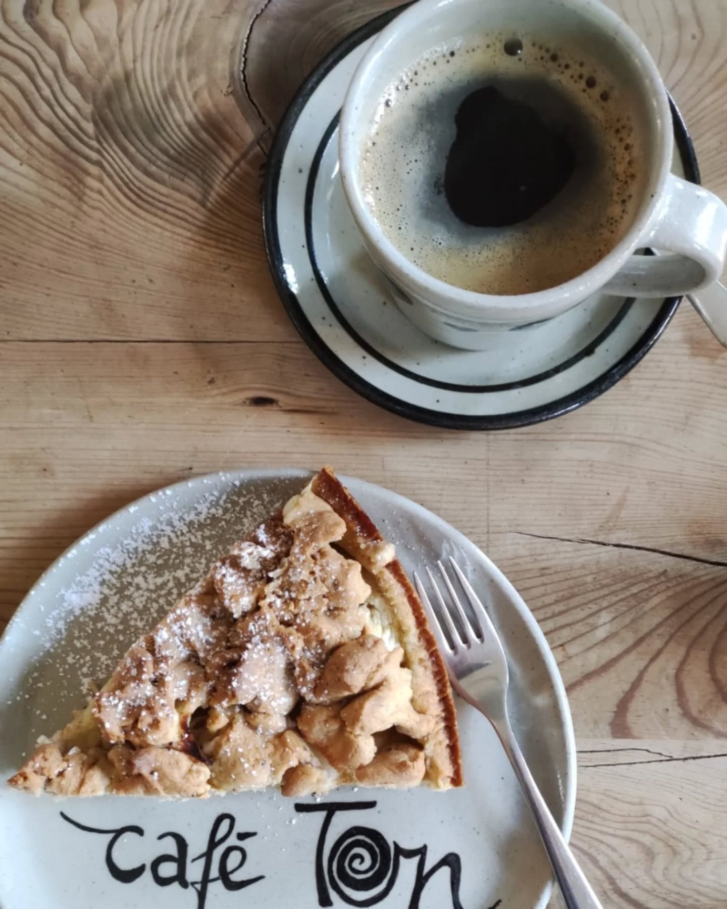 ☕ Streuselkuchen
❤️ Bei uns im café Ton gibt es jedes Wochenende ein wechselndes Angebot hausgebackener Kuchen und besten Barista-Kaffee!
☕ Die Öffnungszeiten & Veranstaltungen für den laufenden Monat findet Ihr
im Highlight "Aktuelles" hier auf Instagram und auf unserer website (link in der Bio).
Wir freuen uns auf euch! ❤️
#caféton #fabrikschleichach #keramikwerkstatt
#kaffeeliebe #kaffee #barista
#kuchenliebe #kuchen #käsekuchen #Cheesecake