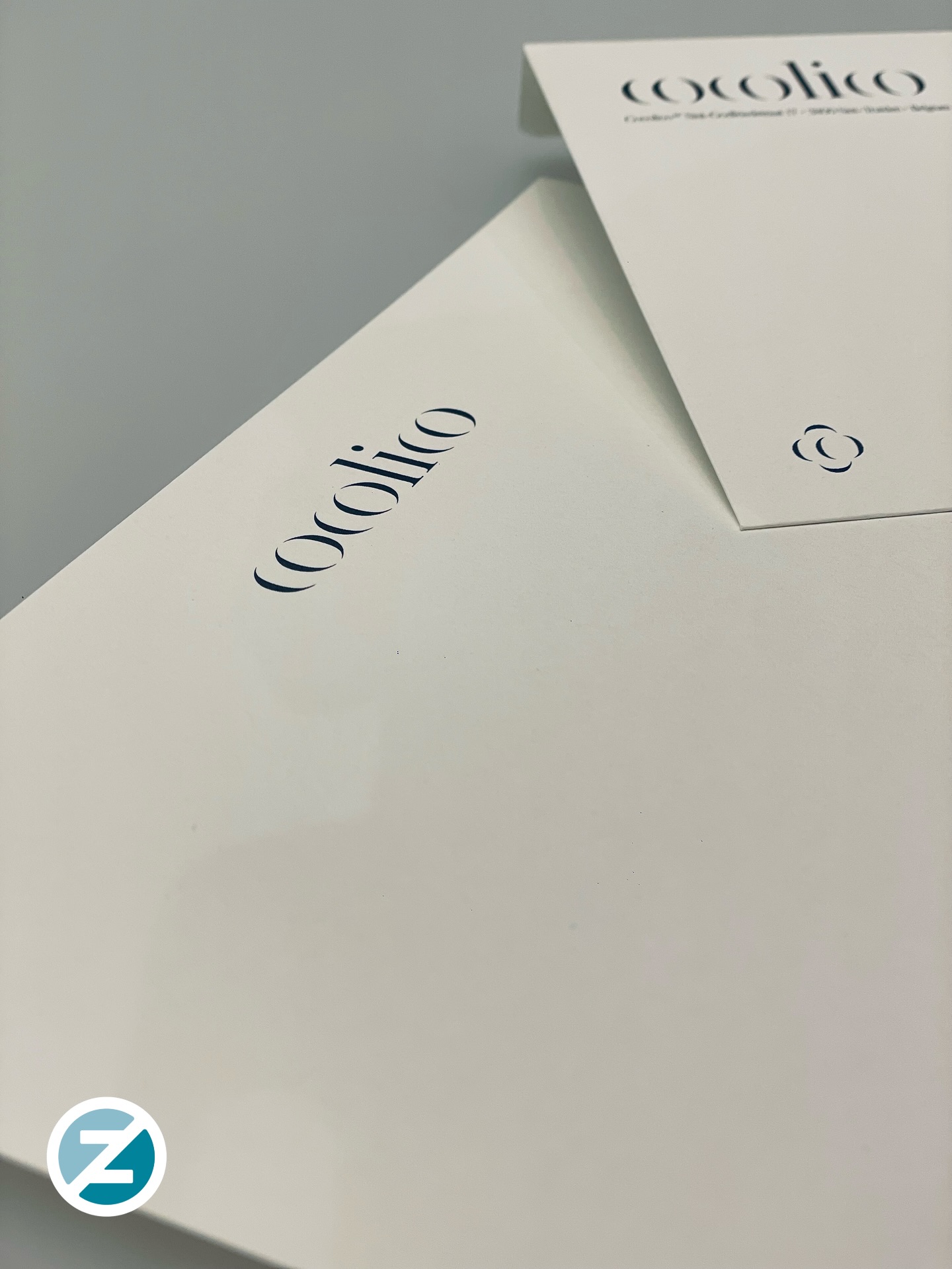 Voor Cocolico, een managementvenootschap, ontwikkelden we een sobere maar verfijnde branding. Geïnspireerd op de klaproos (coquelicot).🧑🏻🎨
Het logo en de picto zijn opgebouwd uit elegante haakjes die samen de blaadjes van de bloem symboliseren maar ook de dragende letters van de naam bouwen.✏️
Een minimalistisch design, aparte papierkeuze, met een subtiel verhaal.
Zo bouwen we bij ZOZ creatie en communicatie elke dag mee aan merken die meer zijn dan woorden en beelden aleen. 👍🏻
#zozcommunicatie #creatie #branding