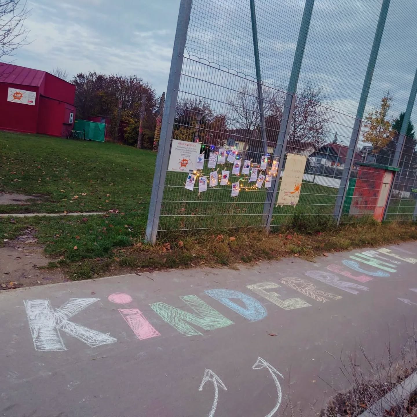 Tag der Kinderrechte am ASP! Ausstellung mit Außenwirkung, Spiele und Aktionen und bald feiern wir die Rechte mit einer Torte!