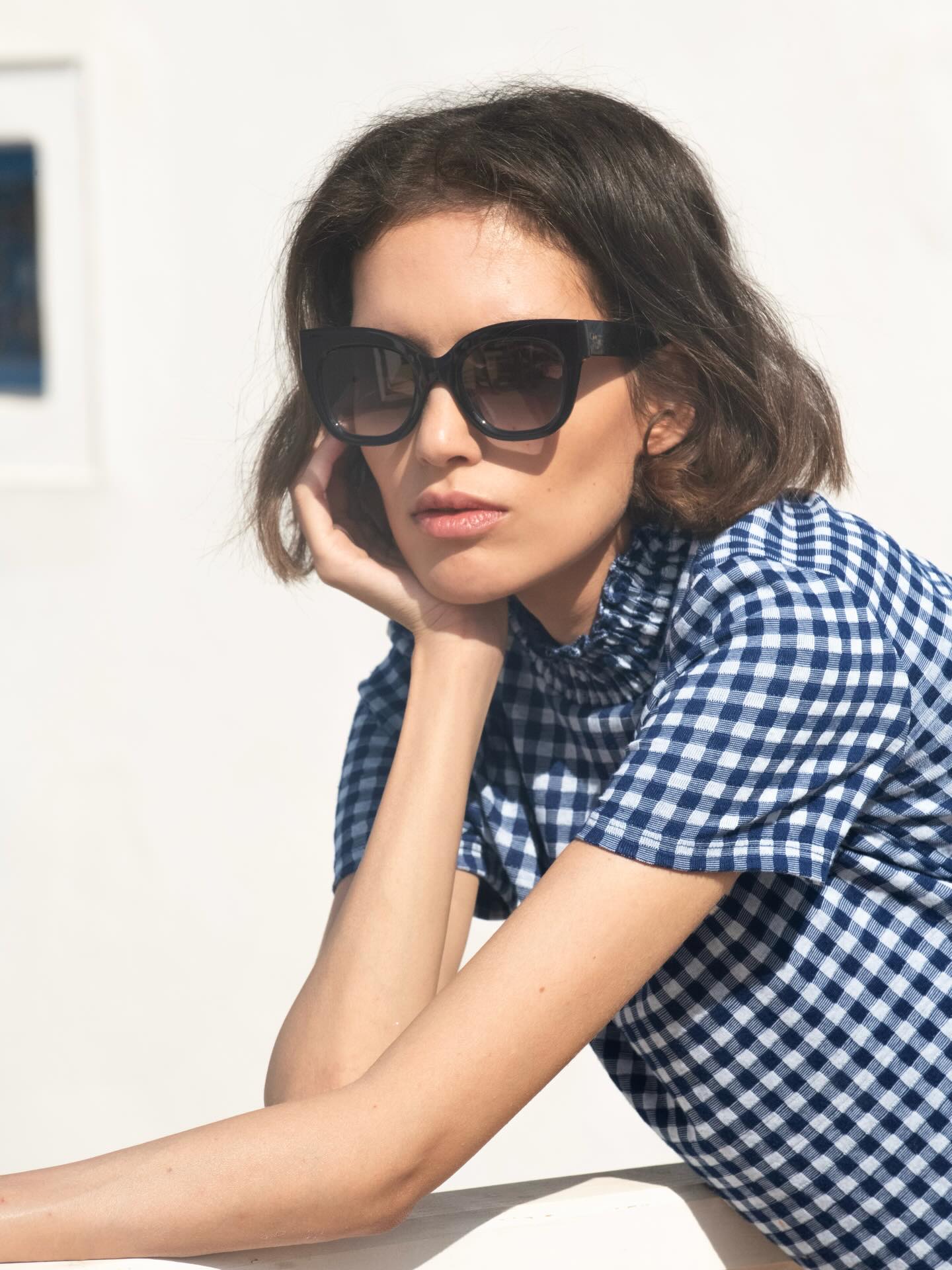 Chez Lazuli, notre nom puise ses racines dans l’étymologie latine du mot “azureus”, évoquant le bleu de la Côte d’Azur. Inspirés par le lapis-lazuli et par les nuances méditerranéennes, nous tissons ce lien subtil entre notre nom et l’âme de la Riviera.
Monture: Maora bleu marine
@judefotografy @salima.mrad