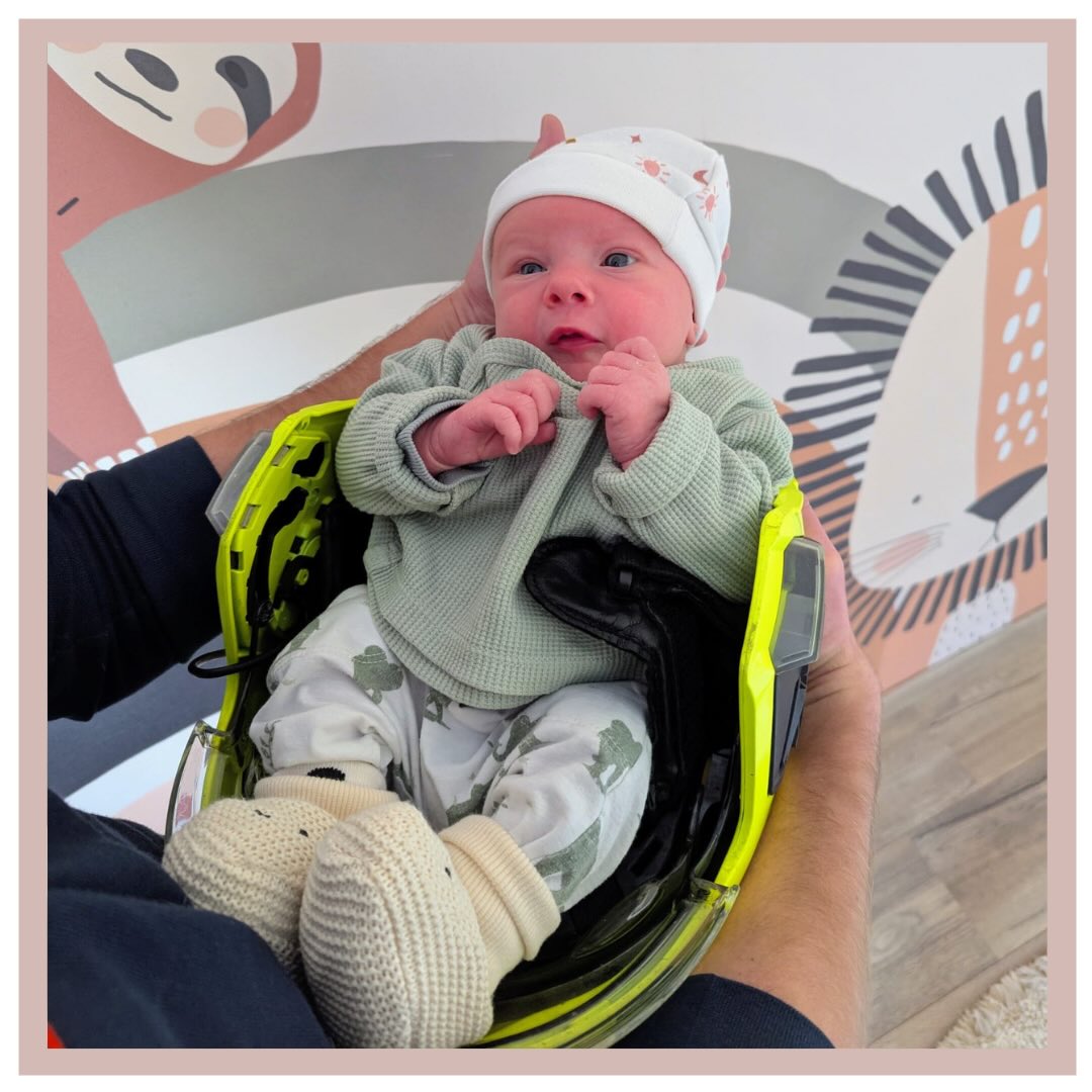 WELKOM SAAR! 🩷
Dit lieve meisje is de dochter van Onje en Alex! Ze is geboren op 15 november 2025 om 09.14 uur, bij 40 weken en 3 dagen. Ze woog 3836 gram. 😍
De eerste echo en het kopen van een leuk pakje maakte de zwangerschap tastbaarder in het eerste trimester. Onje heeft een fijne zwangerschap gehad en tot de laatste weken nog gesport. Hierdoor ging ze fit de bevalling in! Daarnaast hebben deze ouders zich goed voorbereid op de bevalling door het volgen van de LEV cursus en het lezen van boeken.
Alex belde in de avond naar Celeste dat de weeën begonnen waren. Onje had al direct 3-4 centimeter ontsluiting. Dit was een mooie verrassing! 🤩 Ze had behoefte aan begeleiding waardoor Celeste bij hen bleef om Onje te ondersteunen met het wegzuchten van de weeën. Wat waren deze papa en mama een goed team samen! Alex bood veel steun aan Onje, waar zij alle kracht uithaalde om de weeën heel rustig op te vangen. De ontsluiting verliep volgens het boekje. Echter, bij 10 centimeter wilde Saar niet dieper indalen in het bekken. Nadat we thuis hadden geprobeerd te persen, in de hoop dat Saar toch dieper zou zakken, moesten we helaas toch besluiten om naar het ziekenhuis te gaan.🏥 Onje kreeg van onze collega’s in het ziekenhuis een infuus met weeënopwekkers, het hartfilmpje werd aangesloten en Celeste bleef voor de ondersteuning en om foto’s te maken. Dat is het voordeel als we handjes over hebben! 😊 Toen de weeën opwekkers goed werkte kon Onje heel krachtig mee persen! De gynaecoloog heeft een handje geholpen met een vacuümpompje en toen kwam de ontlading.. daar was dan eindelijk jullie knappe dochter! 🩷 Wat was er deze nacht hard gewerkt, en wat ben je onwijs sterk geweest Onje! Deze kersverse papa en mama zaten in het kraambed te stralen in bed van trots! 🥰
Lieve Onje en Alex, van harte gefeliciteerd met de geboorte van jullie lieve Saar! Jullie mogen ontzettend trots zijn! We wensen jullie al het geluk! Veel liefs, team LEV. 💜
#verloskundigenlev #LEV #liefdevol #vertrouwd #zwanger #bevallen #kraambed #dochter #trots