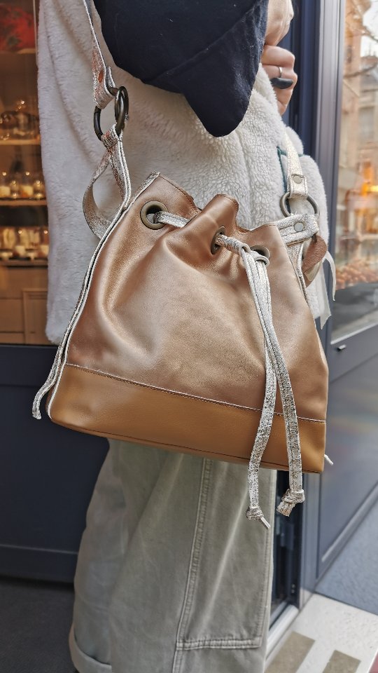 ✨ Coups de cœur du jour ✨
Les superbes sacs Pixie Cuir, des pièces uniques en cuir véritable!
Avec leurs formes souples, leurs détails métallisés et leur style à la fois chic et décontracté, ils apportent la touche parfaite à toutes vos tenues. Un modèle unique, pensé pour celles et ceux qui aiment les belles matières et les créations singulières.
Disponible dès maintenant, passez les découvrir en boutique !
.
.
Mar au Sam 10h30-19h Dim 9h30-12h30
@leclosgallice 20 rue de la Juiverie Epernay
.
.
#leclosgallice #epernay #marne #madeinmarne #handmade #sacencuir #cuirveritable #cuirfaitmain #sacfemme #sacunique #accessoiresmode #fashionaddict #styleinspiration #handmadebag #leathergoods #leatherbag #slowfashion
#createurfrancais #boutiquefrancaise #artisanatfrancais #pieceunique #faitmainavecamour #champagneardennes