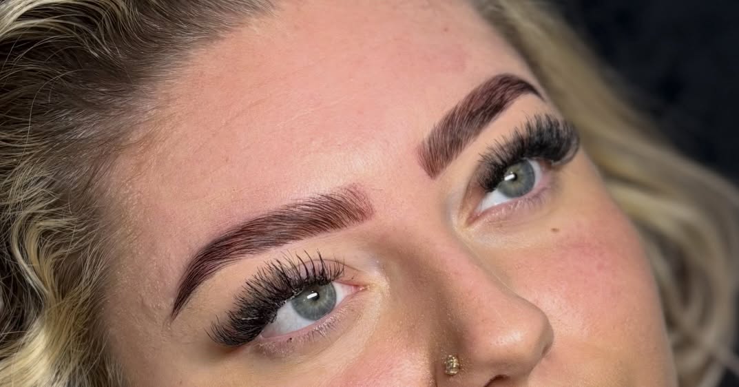 ✨ Formation Brow Artist – Avant / Après ✨
Aujourd’hui, je suis tellement fière de vous partager le travail 100% autonome d’une de mes élèves, réalisé lors de son coaching privé BirdLash.
Dans cette formation sur-mesure, elle repart avec :
✔️ une compréhension complète de la chimie des produits,
✔️ la maîtrise de l’anatomie du poil et du sourcil,
✔️ toutes les techniques qui font la différence sur un résultat net, structuré et durable.
Parce que chez Bird, nous formons avant tout des artistes.
Et nous le faisons avec des produits qui allient qualité, efficacité et une vraie démarche écoresponsable, pour offrir le meilleur à vos clientes. 🕊️💛
Swipe pour découvrir sa transformation ✨
#BirdLash #BrowArtist #CoachingPrivé #FormationProfessionnelle #écoresponsable