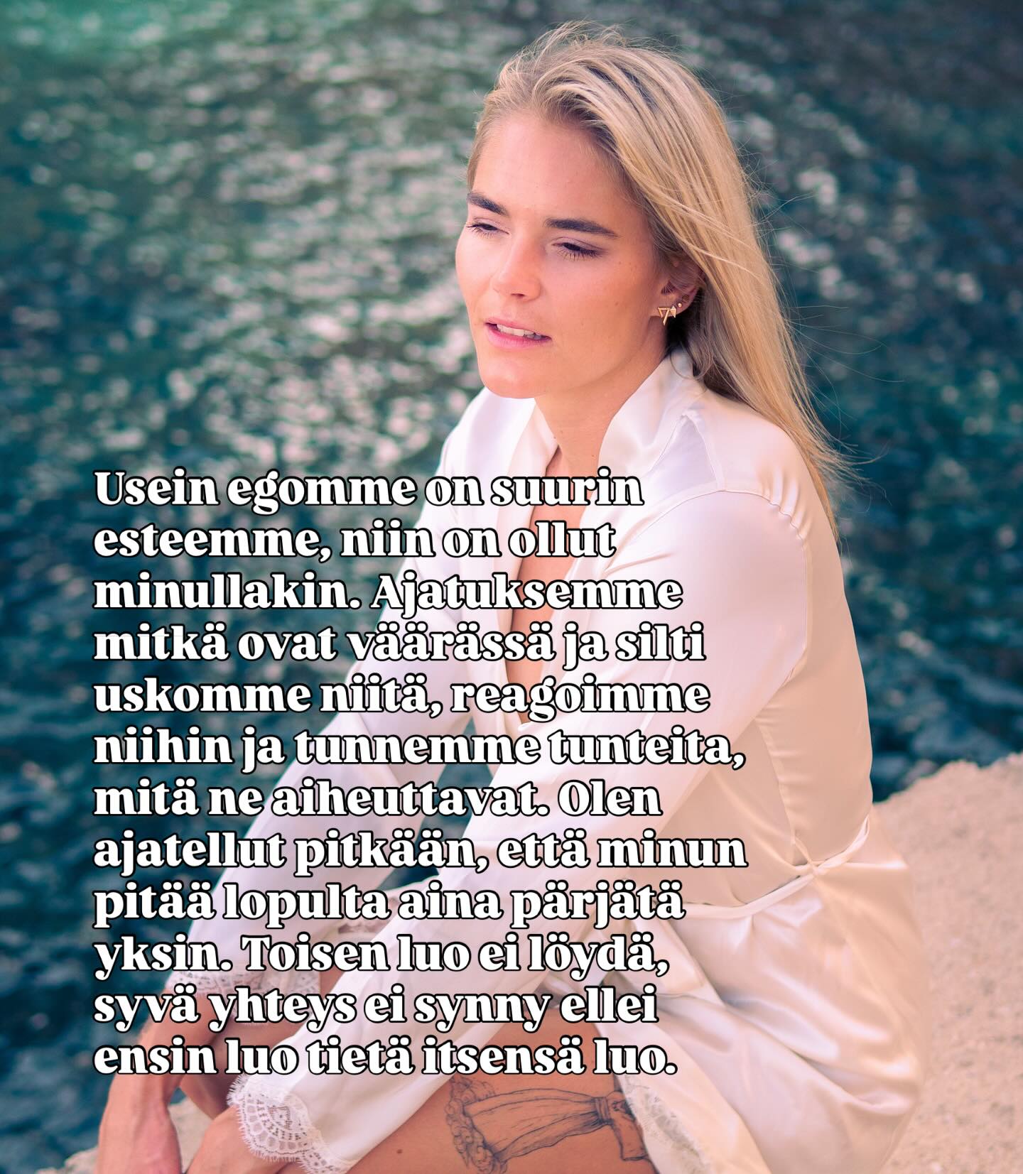 Aina kun olen luullut jotenkin olevani âvalmisâ, elĂ€mĂ€ on nĂ€yttĂ€nyt etten ole. TĂ€mĂ€ vuosi on avannut tietoisuuttani tavalla, jossa ei ollut kuin mahdollisuus olla rehellinen.
MeidÀn perheen elÀmÀssÀ on tapahtunut niin isoja asioita, ettÀ kaikki maskit, valeasut oli riisuttava. Kaikki haavat, mitkÀ oli hoitamatta, kaikki puhumattomat asiat, kaikki missÀ junnasimme egomme vankeina ja syyttelimme muita tuli tiensÀ pÀÀhÀn.
Jos olen ihan rehellinen, olen ollut todella vereslihalla. Hymyillyt teillekin vaikka olisi tehnyt mieli vain itkeÀ. Intensiteetti on ollut paikoin niin hurja, ettÀ olen todella mennyt eteenpÀin vain pÀivÀ kerrallaan ja kieltÀytynyt luomasta uhkakuvia vaikka ne ovat kuinka tunkeutuneet tajuntaa.
MinÀkin puhun terapeuttina sallimisesta. HyvÀksymisestÀ. Irti pÀÀstÀmisestÀ. Luottamisesta. Turvasta. NÀiden kanssa olen ollut. Niin on ollut Murukin. Paikoin on ollut vaikea olla edes toisen lÀhellÀ. Mutta olemme löytÀneet aina uudelleen yhteyden toisiimme itsemme kautta.
Usein egomme on suurin esteemme, niin on ollut minullakin. Ajatuksemme mitkĂ€ ovat vÀÀrĂ€ssĂ€ ja silti uskomme niitĂ€, reagoimme niihin ja tunnemme tunteita, mitĂ€ ne aiheuttavat. Olen ajatellut pitkÀÀn, ettĂ€ minun pitÀÀ lopulta aina pĂ€rjĂ€tĂ€ yksin. Toisen luo ei löydĂ€, syvĂ€ yhteys ei synny ellei ensin luo tietĂ€ itsensĂ€ luo. Olen saanut huomata, miten kaikki oleminen muuttuu kun tunnen ja uskon, etten olekaan koskaan ollut yksin. â€ïž
Parisuhde Bootcamp -verkkokurssi on vielĂ€ tĂ€nÀÀn su 30.11.2025 âŒïž -60% eli 39,60âŹ. Se on terapiaa kotisohvalla kanssani. Ja tiedĂ€ttekö mitĂ€, sen oppeja noudatamme Murukin kanssa. Ne harjoitteet todella toimii. â€ïžđ
P.s Tsekkaa sivuiltamme Susannan ja Samuelin video, miten he pÀÀsivĂ€t toistensa luo kuilun reunalta Parisuhde Bootcampin avulla. âŁïž
âĄïž https://www.puhumuru.fi/parisuhdebootcamp
#parisuhde #rakkaus #ihmisuhteet