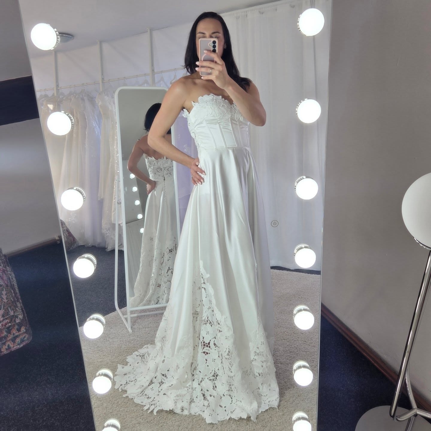 💍 Svatební šaty Seraphina – nadčasová elegance s luxusním detailem.
Model Seraphina okouzlí bohatou květinovou krajkou, elegantní vlečkou a hlubokým výstřihem na zádech. Odepínací ramínka vám umožní přizpůsobit šaty stylu i pohodlí. 🤍
✨ Cena: 10 400 Kč
✨ Rezervace a více info: primasaty.cz
Vyberte si šaty, ve kterých zazáříte nadčasovou krásou a elegancí. 💫
#nadcasovaelegance #svatebnisatypraha #nevěsta #svatebnisalon