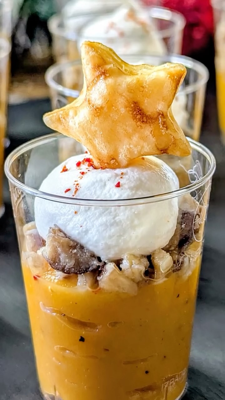 Zoom sur l’une des stars de notre menu de Noël…
✨ La verrine butternut, châtaignes & crème au piment d’Espelette ✨
Douce, onctueuse, légèrement relevée, un vrai petit bijou !
➡️ Dispo dans notre menu de noël
Un projet de repas de fin d’année pour vos équipes ?
💌 Contactez-nous !
#montpellierfood #montpellier #catering #traiteurévénementiel #menudenoël #repasentreprise #butternut #chataignes #foodlover #montpelliernow