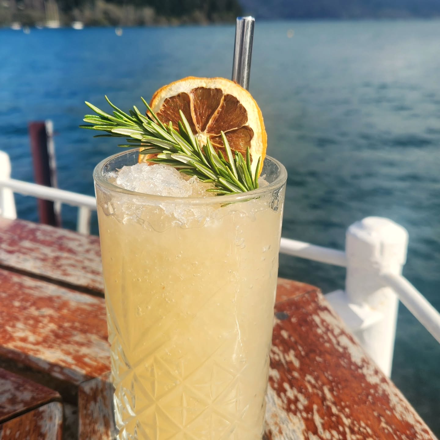 🍸 FINAL ROUND: BATTLE OF THE COCKTAILS 🍑🍏
It’s the last week of our ultimate sip-off.
🍑 In the peachy corner: Summer Breeze – vodka, peach, apple and elderflower liqueur.
🍏 In the green corner: Appletini – vodka, apple sourz, and crisp apple juice.
Cast your vote at the bar and let’s crown the summer winner!👑🍹