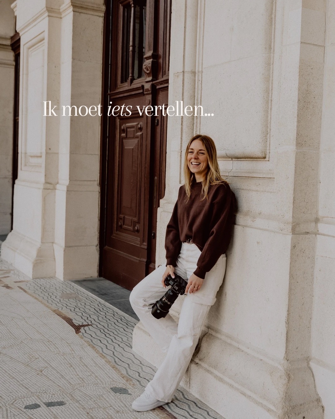 Oh gosh, dit voelt een beetje vreemdโฆ
De voorbije jaren heb ik iets opgebouwd waar super veel tijd, energie en liefde in gekropen is. Niet alleen werk, maar iets wat echt een deel van mij geworden is.
En net omdat die passie zo groot is,
voel ik dat er nog meer mogelijk is.
Dat dit verhaal nog mooier kan worden.
Met meer ruimte om te creรซren
en meer rust om echt te voelen.
Daarom zullen we vanaf morgen verder gaan in een nieuwe vorm, samen met mijn allerliefste supporter & hubby ๐
Dus no worries, Jana Dekort Photography blijft gewoon bestaan, maar gewoon als onderdeel van iets groters.
Maar dit zou niet mogelijk zijn zonder jullie.
Dus nogmaals, maar alweer heel oprecht: MERCI! ๐ซถ
Dankjewel om mij toe te laten in jullie leven. Om mij te vertrouwen met jullie verhalen, jullie herinneringen, jullie kwetsbare en mooie momenten. Dat ik hier elke dag mee mag bezig zijn, betekent alles voor mij.
So so sooooo ready for 2026 ๐ฅ
Een jaar waarin veel gaat gebeuren, dat voel ik.
Maak er wat moois van, lieve mensjes.
En geloof in jullie dromen โจ
PS: nee nee, mijn man wordt geen foto-assistent (I tried ๐คช).
Hij stapt mee in dit verhaal met zijn eigen business @schilderwerken_dryke ๐๏ธ Theoretisch gezien dus nu ook beschikbaar voor al jullie schilderwerken ๐