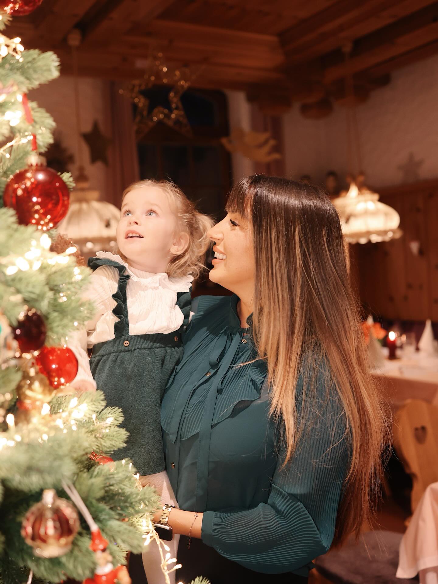 ✨ Erleben Sie die Magie der Vorweihnachtszeit ✨
Tauchen Sie ein in unser winterliches Weihnachtswunderland und genießen Sie mit Ihren Liebsten unvergessliche Momente in festlichem Ambiente. 🎄
Unser Fischrestaurant verwöhnt Sie mit exquisiten kulinarischen Köstlichkeiten, während Sie die besondere Atmosphäre der Adventszeit in unserem liebevoll dekorierten Haus genießen.
Genießen Sie wertvolle Familienzeit mit Ihren Liebsten und schaffen Sie gemeinsam Erinnerungen, die ein Leben lang bleiben. 💫
#vorweihnachtszeit #weihnachtszauber #familienzeit #fischrestaurant #weihnachtsstimmung #adventszauber #hotelleben #familienurlaub #gemütlichkeit #weihnachtsdeko #qualitytime #restaurantambiente #festlichemomente #winterwonderland #genussmomente