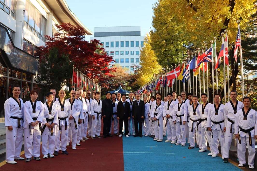 Master Chan has returned from Korea following the conclusion of the International Taekwondo Master course at Kukkiwon, the World headquarters of Taekwondo in Seoul, 10-15 November 🥋🇰🇷
📸 @kukkiwon_official
#taekwondo #kukkiwon #master #training #learning #knowledge #betterneverstops