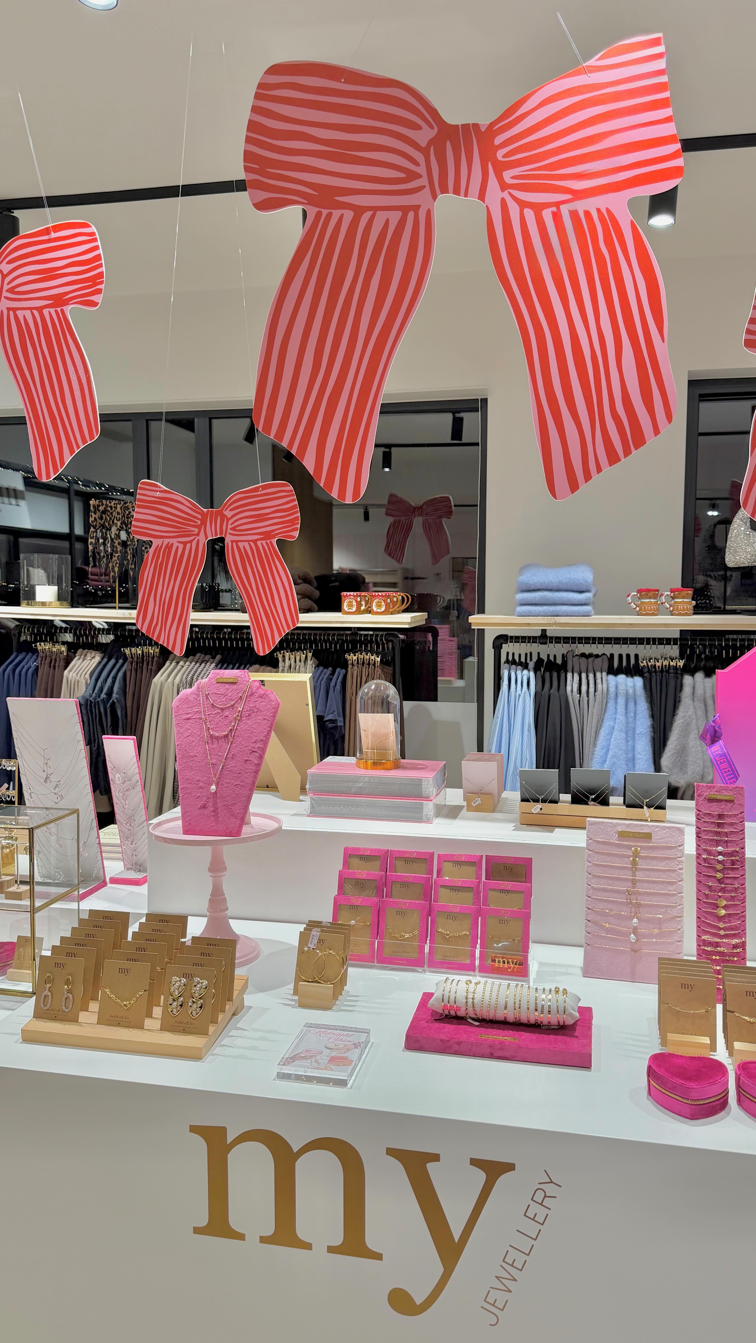 Onze eerste Shopping Night is een feit… en wat was het geweldig leuk! 🛍️☺️
Dankjewel aan iedereen die er bij was, jullie maakten de avond compleet! 🫶
Nu helemaal in voorbereiding voor de volgende… vanavond in Middelharnis en vrijdag in Ouddorp, let’s make it magical! 🎄💝
Zien we jullie daar? ☺️🎀
#shoppingnight #myjewellery #holidayshopping #christmasshoppingtime