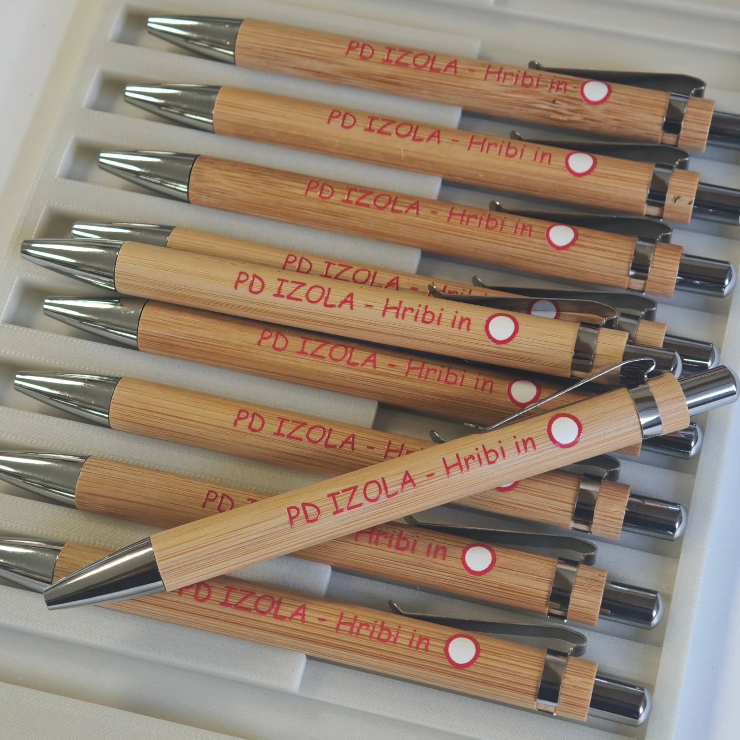 🎄✨ DECEMBER JE TU – IN POZORNOST JE ZLATA! ✨🎄
Kemični svinčniki z UV potiskom niso samo pisalo – so vaša mala premikajoča reklama 🖊️🔥
✔️ izjemno trpežen potisk
✔️ obstojne barve
✔️ personalizacija z logotipom, sloganom ali posvetilom
✔️ za podjetja, dogodke, darila
V tem prazničnem času si vsak želi izstopati – bodite tisti, ki ostane v spominu! 💥
Mi poskrbimo za idejo, oblikovanje in vrhunski tisk – vi samo poveste željo 🖤
👉 Naročila sprejemamo zdaj – da vas december ne prehiti!
#uvtisk #promocijskamaterial #kemicnsvincnik #poslovnadarila #pikadizajn