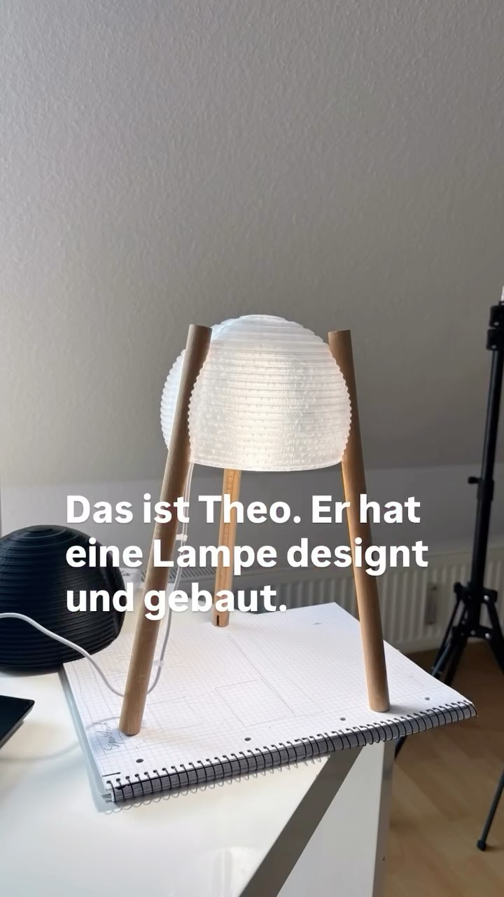 Wenn dein Schülerpraktikum einfach mal ein Business-Upgrade wird. 🚀
Ich habe mit Theo Saling die Vermarktungsstrategie für sein eigenes Business gebaut.
Theo hat eine Designlampe entworfen & gedruckt – ihr Name: SPUTNIK.
Warum? Weil sie aussieht wie ein Sputnik. Punkt. 🛰️
Es gibt sie in zwei Varianten:
✨ durchsichtig
✨ nicht durchsichtig
Theo ist ziemlich sicher einer der jüngsten Gründer Potsdams –
und ja: Er hat sein Schülerpraktikum extra bei mir gemacht, um sein eigenes Ding nach vorne zu bringen. Stark.
Was wir gerockt haben:
– Zielgruppen geclustert (Designliebhaber, Ästhetik-Fans, Nerds mit Geschmack)
– Vertriebskanäle gecheckt
– Website & Auftritt konzipiert
– ein sauberes Marken-Setup gebaut
Das Beste:
💥 Die Idee kommt von ihm.
💥 Die Umsetzung auch.
Ich war Sparringspartnerin, Strukturgeberin, Klarheits-Booster.
Genau so sollte Business starten.
Wenn du dein Business schnell auf Flughöhe bringen willst –
egal wie alt du bist –
you know where to find me.
Let’s fly. 🪽
Alles beginnt mit einer Idee.
#initialzuender #initialzündungfürdeinbusiness