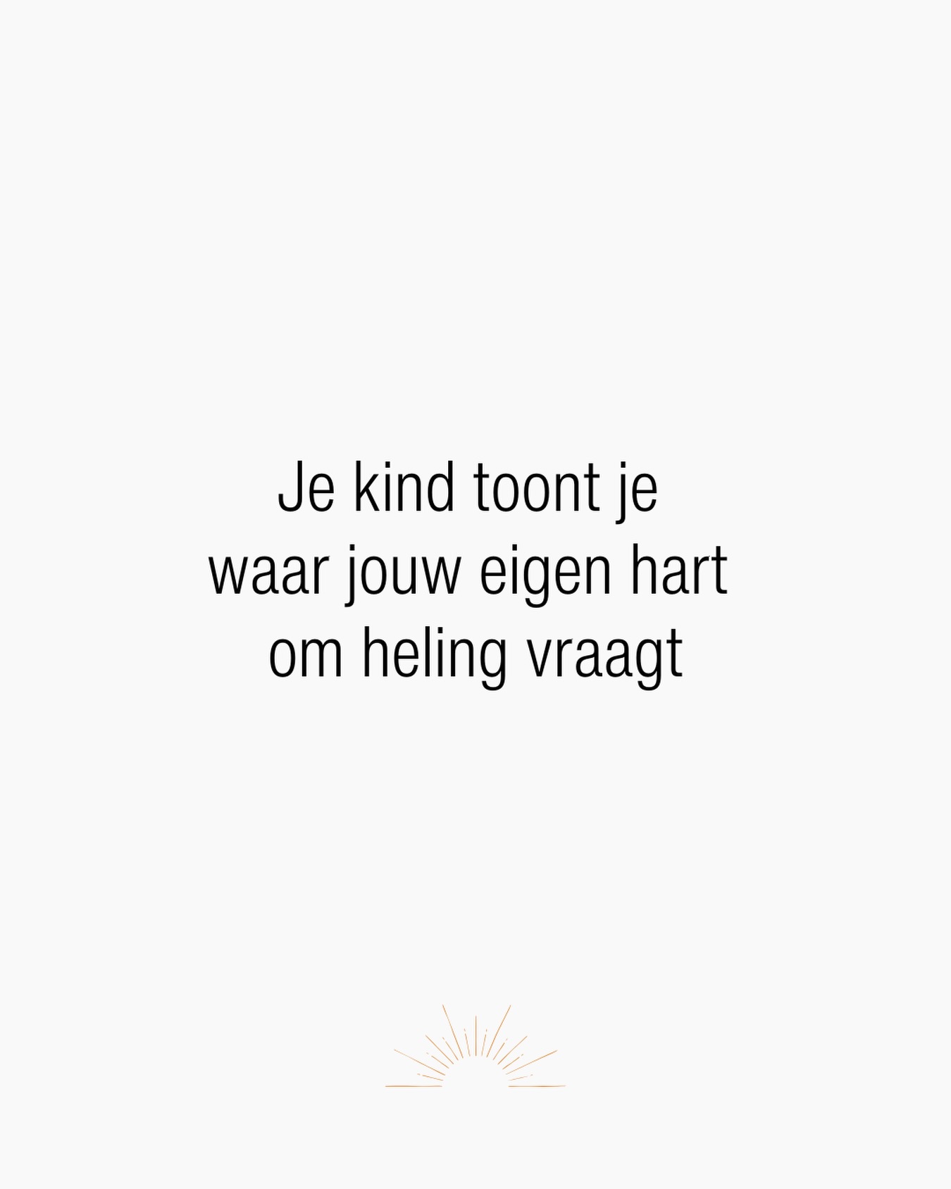In onze kinderen herkennen we hun emoties, hun noden, hun verlangens. Maar wat we soms vergeten… is hoe vaak zij ons iets tonen over óns.
Kinderen spiegelen op een pure en ongefilterde manier alles wat wij diep vanbinnen voelen en we zelf misschien al jaren wegduwen.
Een driftbui, een overprikkeld moment, een angst, ..
Het is nooit een aanval tegen jou, maar een aanraking op de plekken in jezelf die nog doorvoelt willen worden.
Plekken waar jij ooit moest overleven, waar je hard werd, klein werd, onzichtbaar, ..
En precies daarom komt je kind in jouw leven. Om je terug in verbinding te brengen met je eigen hart. ❤️🔥
Wanneer jij durft te kijken naar dat stuk in jezelf, neemt je kind vanzelf een diepe zucht. Want jouw heling is ook hun vrijheid.
Ouderschap is een ontwakingsproces.
Eén dat je samen bewandelt, elke dag opnieuw. 🌈
Ik wandel graag met je mee en ondersteun je in dit proces.
Je mag altijd contact opnemen voor een intakegesprek:
via Instagram DM, WhatsApp, of het intakeformulier op mijn website. 💛