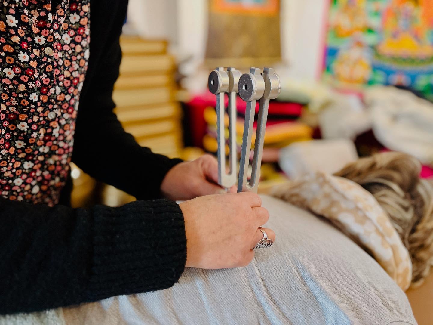 Cette fin d’année est vraiment un cadeau ! Après un super stage de diapasons thérapeutiques la semaine dernière, on a enchaîné sur les trois premiers niveaux de bols chantants et sons sacrés. Et tout est tellement parfait, dans ces rencontres mêlées de joie, de bienveillance, de découvertes et d’épanouissement qu’on a juste envie de dire « MERCI LA VIE ! ». #sonotherapie #alaingriet #lestresorsdoddiyana #diapasonstherapeutiques #bolchantant #formationbienetre