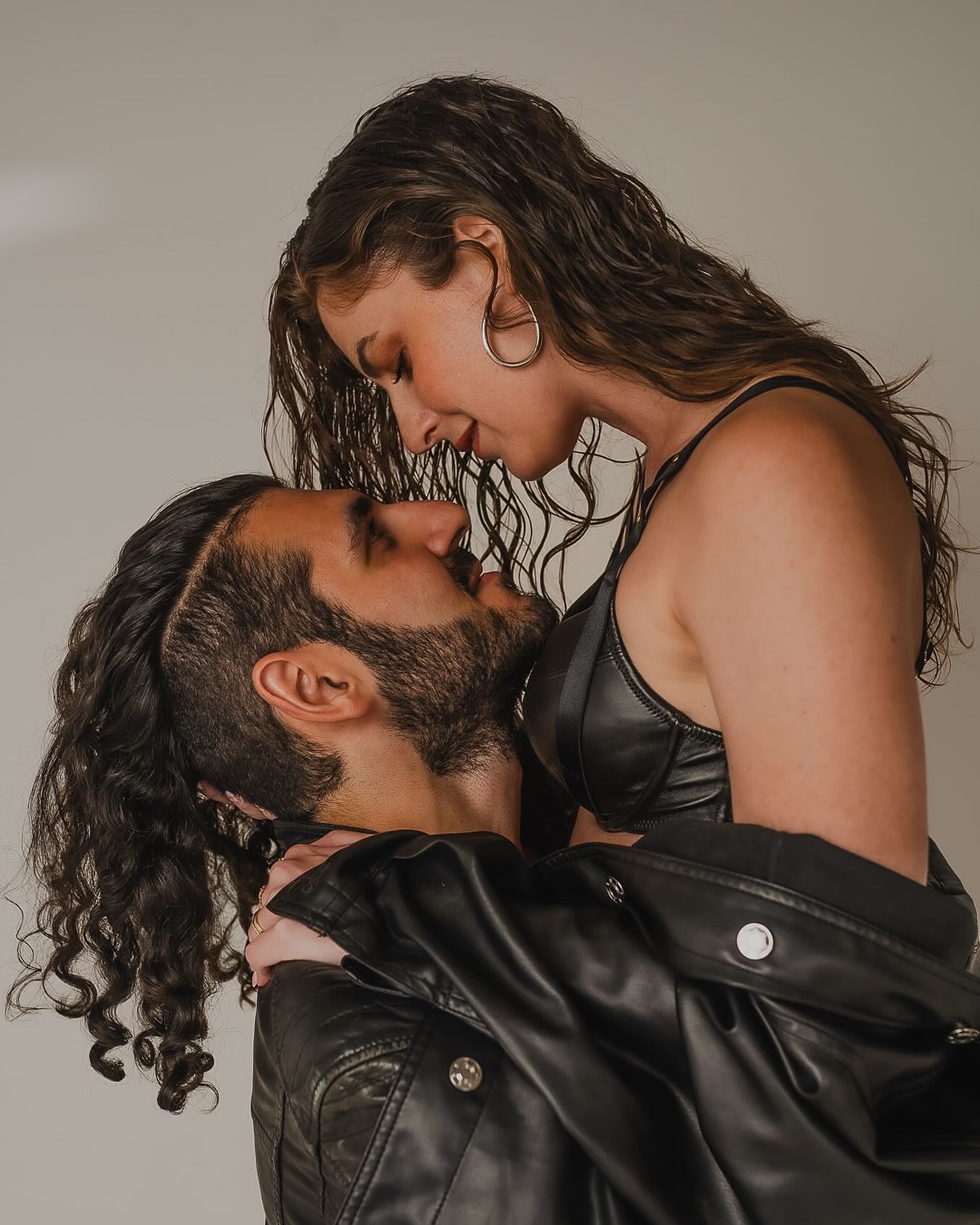 📸✨
#Photoshoot #DanceCouple #ukmodels #HotSummer #Leather #bachatacouple #coupleshoot
@flash.studios.london
@narskdphoto