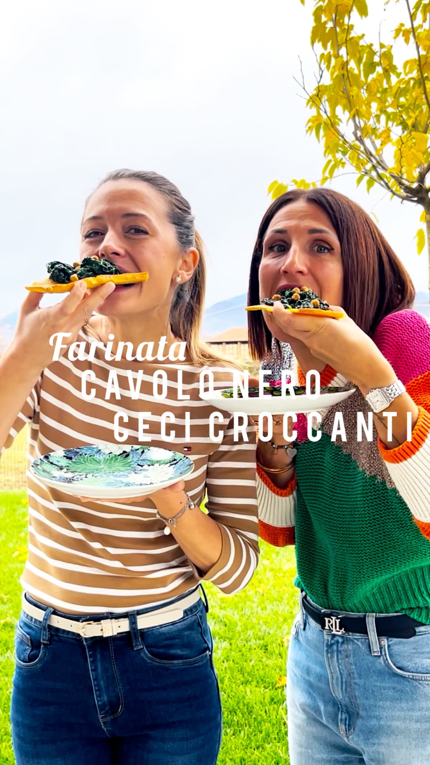 🧡 La farinata PERFETTA? Questa
FARINATA CON CAVOLO NERO E CECI CROCCANTI (vegan 🌱 e gluten free).
Dalla mia rubrica “Cucina con Alessia, Valigia Infarinata”, un’altra ricetta a 4 mani! Questa volta ho cucinato con Denise, la mia nutrizionista preferita
🌿 Ingredienti FARINATA
• 300 gr farina di ceci
• 800 ml acqua
• Sale, pepe, olio q.b.
• ½ cipolla grande a rondelle (o una piccola/media intera)
• Un mazzetto di salvia
🥬 Ingredienti GUARNIZIONE
• Un mazzo di foglie di cavolo nero (oppure bietole o spinaci)
• 200 gr di ceci precotti sgocciolati
• Aglio in polvere, sale, origano, pangrattato e olio q.b.
🌱 PREPARAZIONE FARINATA
In una ciotola unisci farina di ceci e l’acqua, mescolando bene. Non devono formarsi grumi!
Lascia riposare l’impasto per qualche ora (oppure tutta la notte in frigo).
La schiuma che si formerà è da rimuovere con un cucchiaio. Taglia a rondelle la cipolla e spezzetta la salvia: aggiungile alla pastella con olio, sale e pepe q.b.
Preriscalda il forno ventilato a 220°C.
Ricopri una teglia bassa con carta da forno, ungila con un filo d’olio e mettila in forno per pochi minuti: questo trucco farà sì che la farinata resti croccante anche sotto!
Ora versa la pastella creando uno strato molto sottile (circa ½ cm, non di più).
Cuoci per 20-25 minuti nella parte centrale del forno.
Poi sposta la teglia sul fondo per 3-4 minuti e infine sul ripiano più alto con funzione grill per altri 2-3 minuti.
👉 Tienila d’occhio: quando la superficie è dorata, è pronta!
🥬 CAVOLO NERO
Porta a ebollizione una pentola d’acqua e sbollenta le foglie di cavolo nero per 5-10 minuti.
Scola e tienile da parte.
🧆 CECI CROCCANTI
Puoi decorticarli (consigliato per bambini, anziani o chi ha un po’ di sensibilità intestinale) oppure lasciarli interi. In una ciotola condiscili con olio, sale, origano e pangrattato. in friggitrice ad aria per 12 minuti a 220°C.
Lasciali raffreddare: diventeranno croccantissimi.
⭐️ GUARNIZIONE
Dividi la farinata in fette e metti il cavolo nero. Aggiungi un filo d’olio e completa con i ceci croccanti.
Gustati la tua FARINATA super croccante!! 💛
#farinata #ceci #foodcuneo #ricettevegetariane #cucinaconalessia #cakelοvers