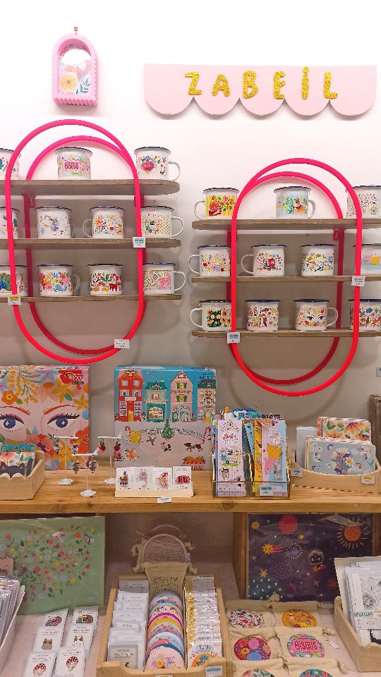 Demain, nous ouvrons notre traditionnel @popup_nantes_a_coeur dans le passage de la châtelaine à Nantes ! 🥳
On a tout installé aujourd'hui et je peux vous dire que la boutique est plus belle d'année en année!
J'espère que vous apprécierez mon stand et si vous avez l'oeil, vous pouvez déja apercevoir quelques nouveautés sur cette vidéo! ;)
Avez-vous vu quelque chose de nouveau?
Dites le moi en commentaire 😁
°°°
Rdv en haut du passage de la Châtelaine du 2 au 23 décembre 7 jours sur 7 ! 🎅🤶
°°°
#nantes #noel #creation #popupstore #illustration #art #marchedenoel #idéescadeaux