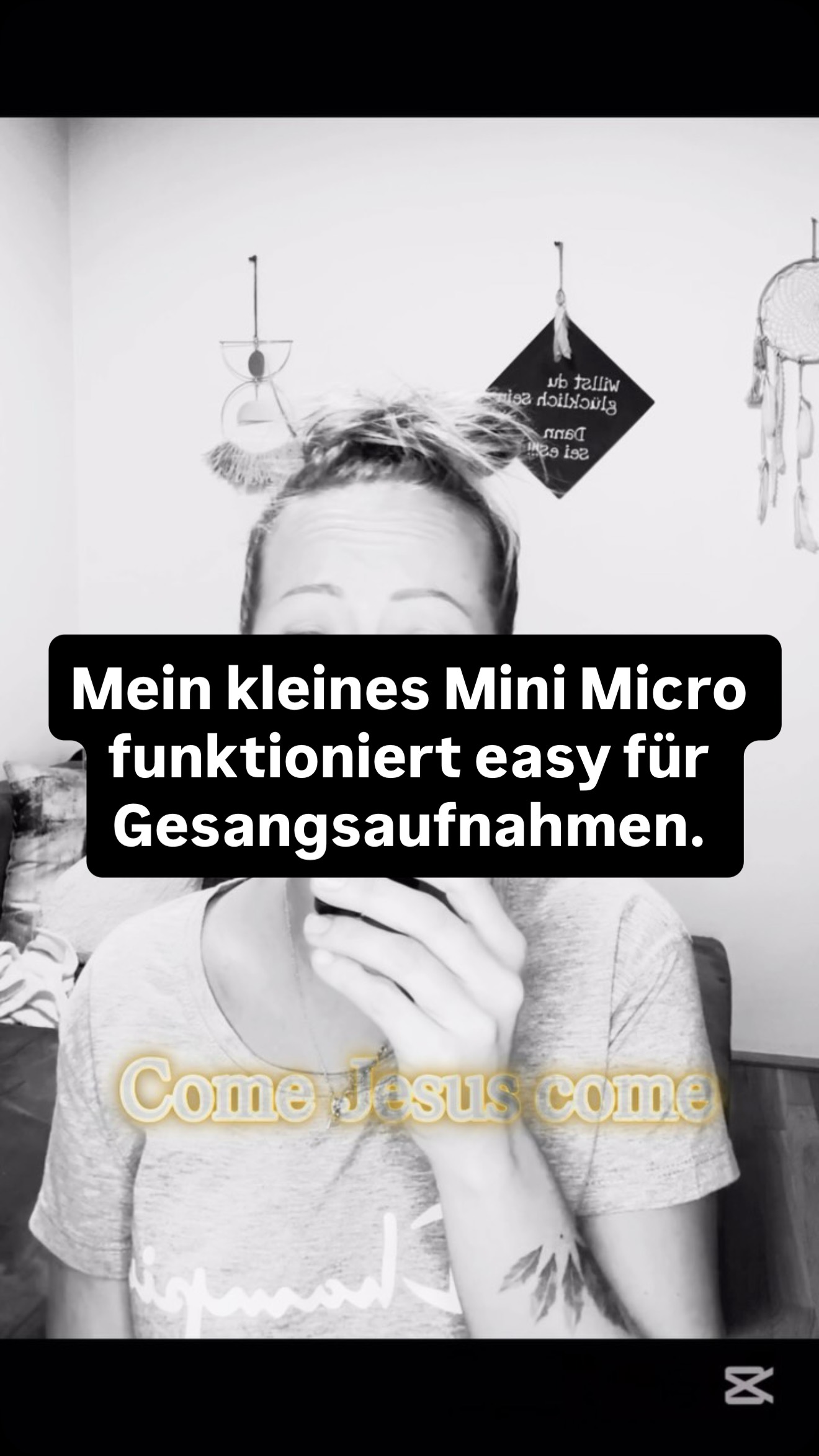 Manchmal liegt die größte Rettung nicht im Tun,
nicht im Kämpfen,
nicht im Beweisen.
Manchmal genügt ein inneres „Ja“.
Ein Vertrauen, das leise ausgesprochen wird,
vielleicht nur im Herzen.
Denn es gibt einen Weg,
der nicht durch Anstrengung führt,
sondern durch Glauben.
Wer ihn findet,
merkt, dass Frieden nicht verdient werden muss
sondern geschenkt wird.
Und darin liegt die Freiheit. ✨🕊️
Nicht Religionen, nicht Rituale,
nicht menschliche Werke.
Denn in Ihm ist alles vollendet.
💫✝️💫#Jesus #sängerin #worship #musikerin #love #liebe #Befreiung #
