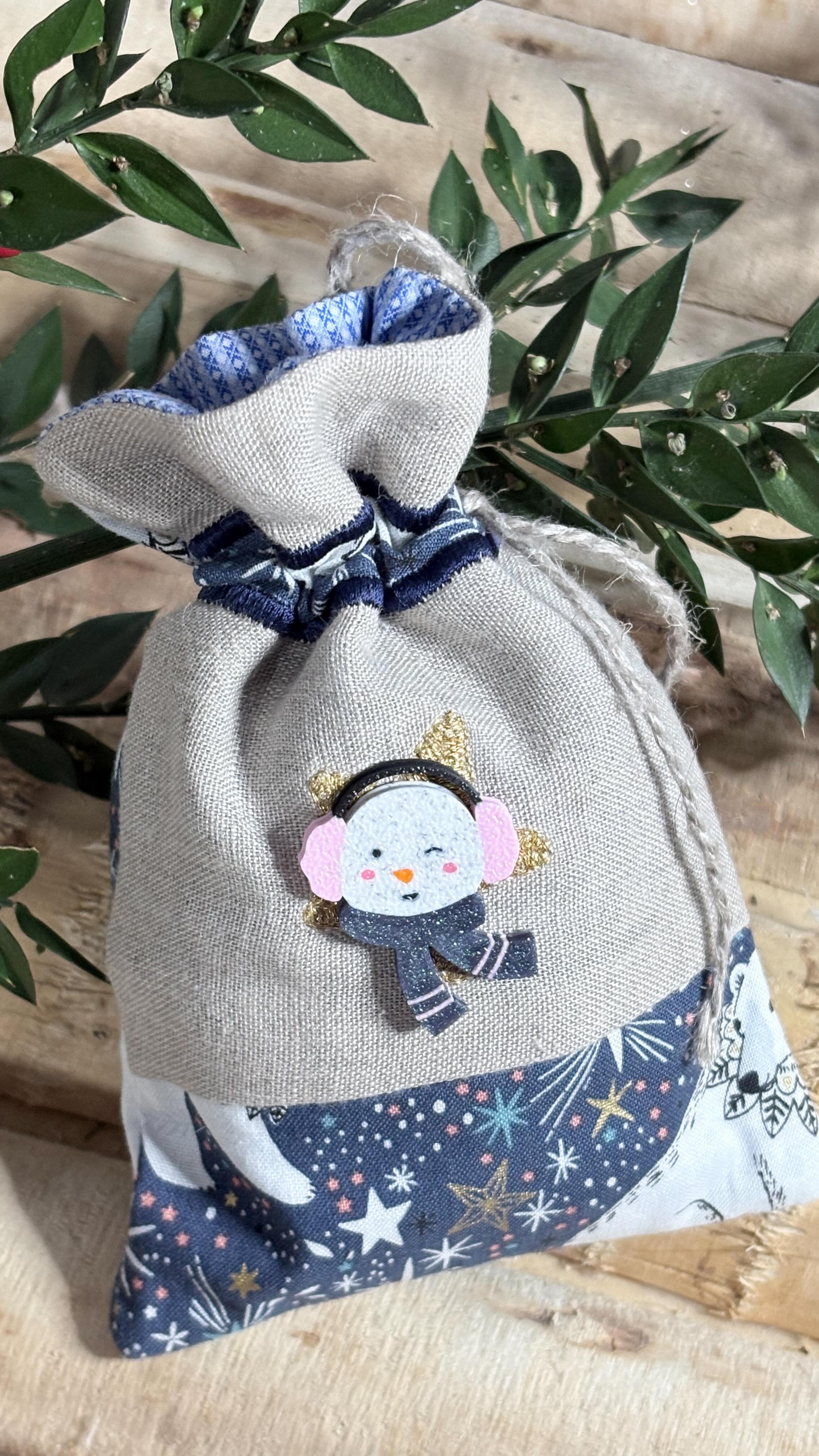 Les pin’s de Noël sont arrivés à l’atelier 🎄✨
Sapin, petit Père Noël, pain d’épice …chacun est dessiné, imprimé et assemblé ici, dans mon atelier drômois 💛
Ils sont parfaits pour :
🧵 pimper vos cousettes,
🎁 accompagner un cadeau fait main,
🌟 décorer un pochon, une trousse ou un paquet cadeau, un vêtement …
💛 ou simplement offrir une douce petite attention de saison
Ici il y’en aura dans les assiettes de ma table de noel en guise de petit cadeau 🎁
Chaque pin’s est réalisé en PLA (amidon de maïs) et présenté sur son support en bois gravé, pour un petit cadeau artisanal, local et plein de charme.
Ils sont disponibles en quantité limitée pour Noël.
Si vous souhaitez en réserver, vous pouvez m’envoyer un message 💌
50k)
#pinsnoel #cadeaunoel #ideecadeau #faitmainfrance #merceriecreative
#artisanatfrancais #creationfrancaise #pimperlescousettes #noel2025